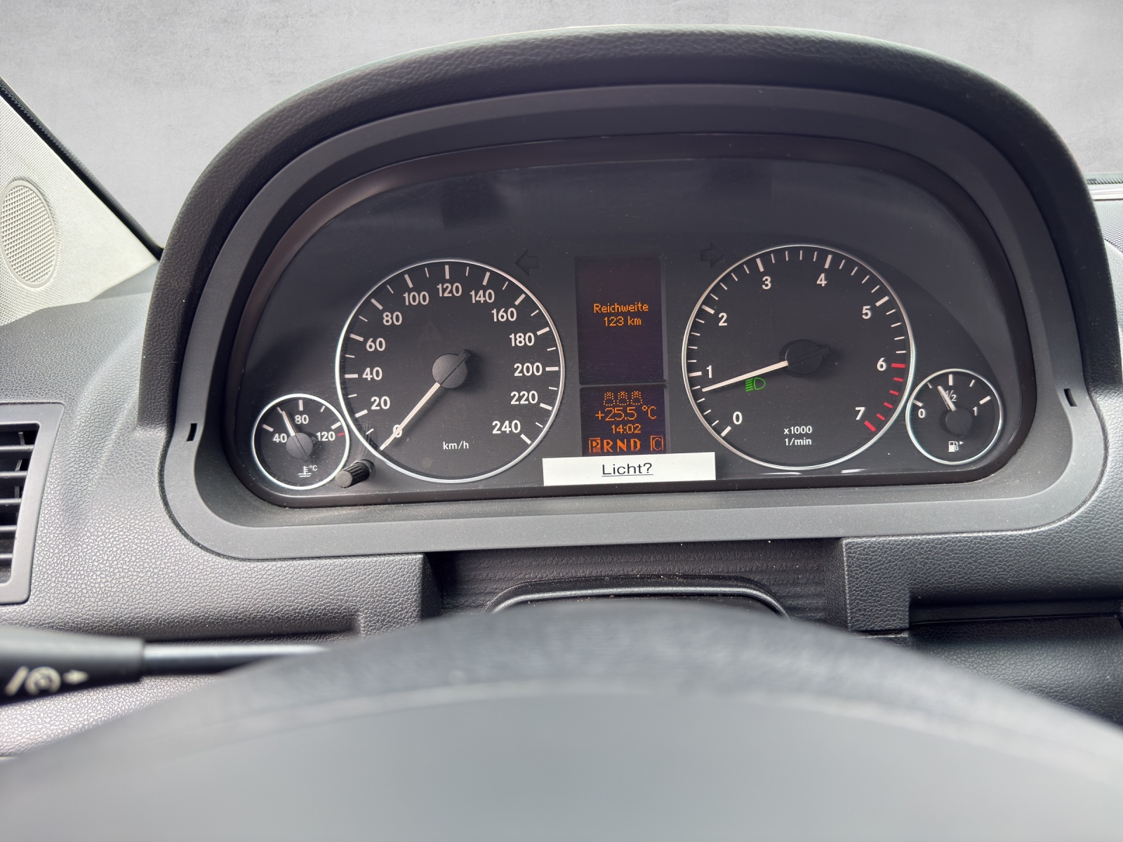 MERCEDES-BENZ A 200 T Avantgarde Edition A-image-12