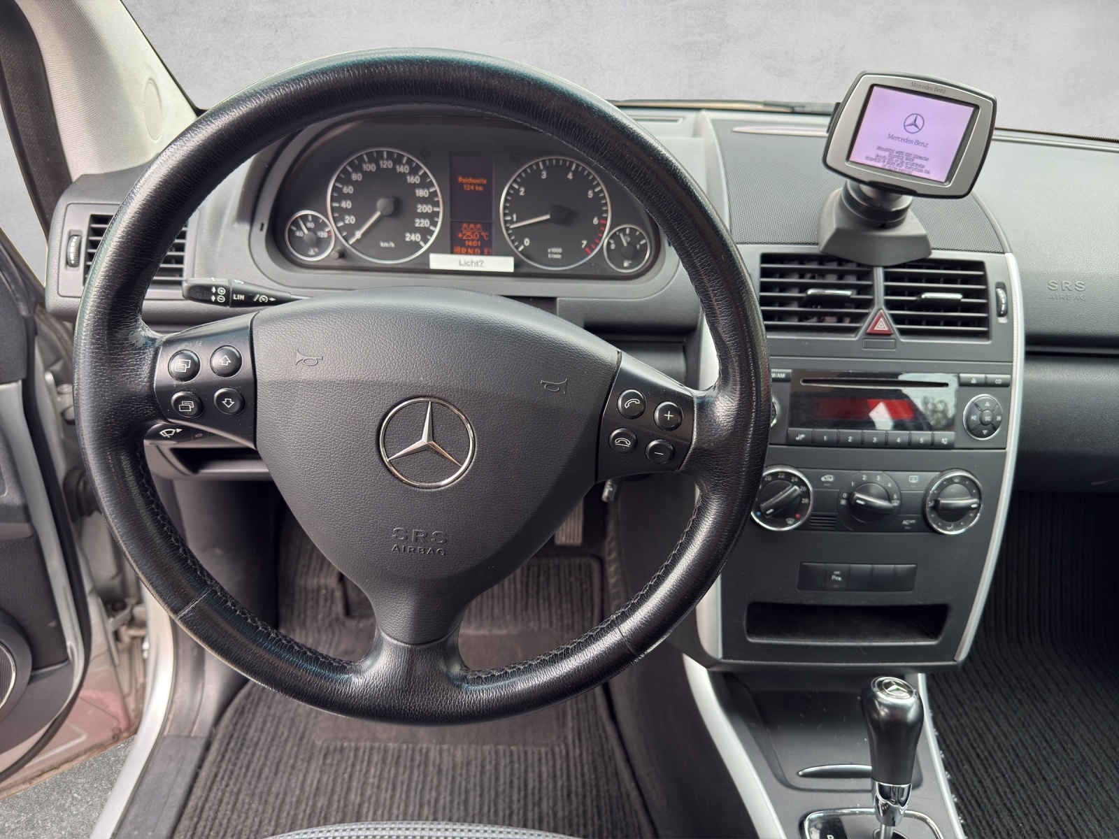 MERCEDES-BENZ A 200 T Avantgarde Edition A-image-10