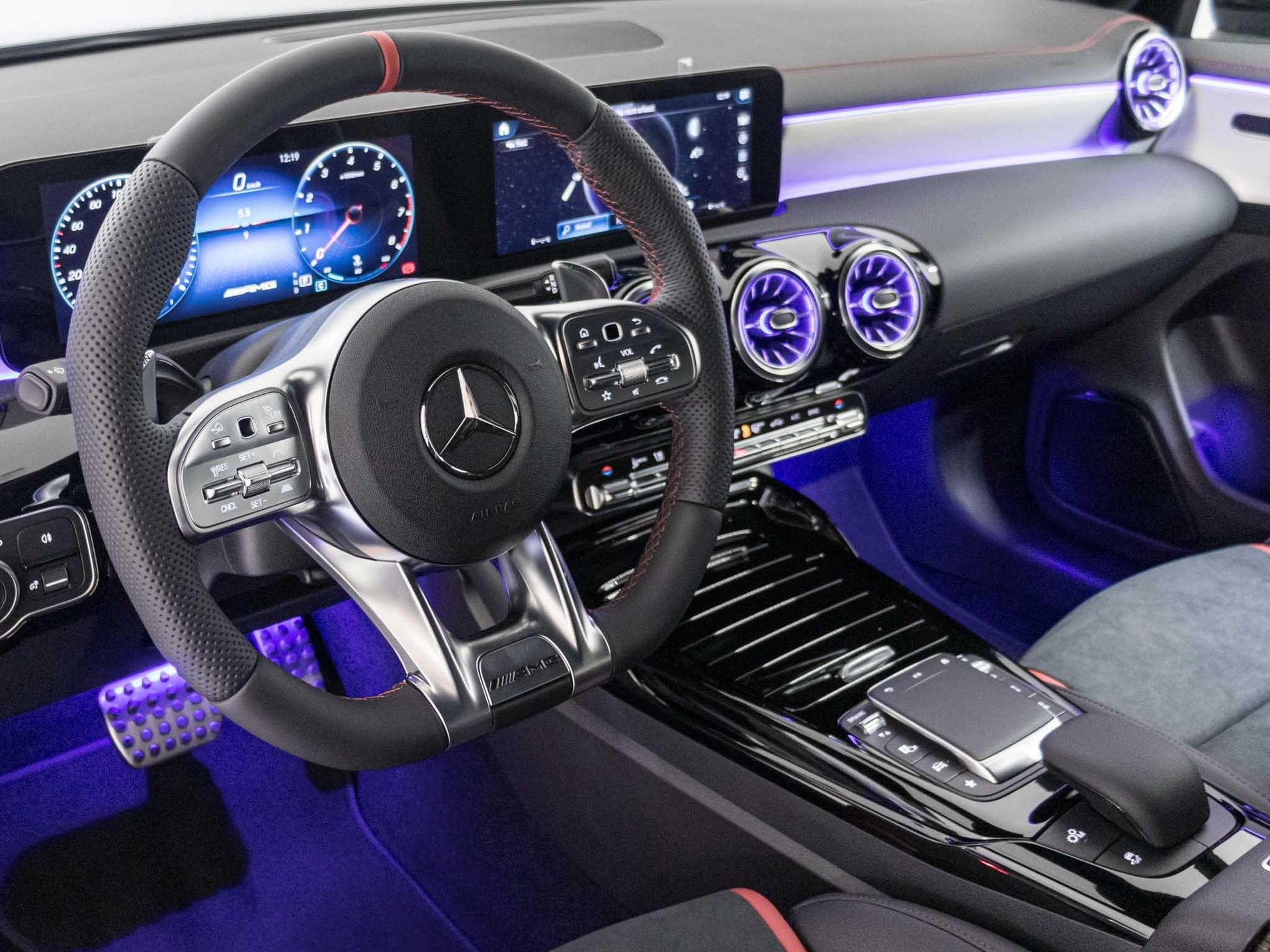 MERCEDES-BENZ CLA 35 AMG 4MATIC Shooting Brake-image-10