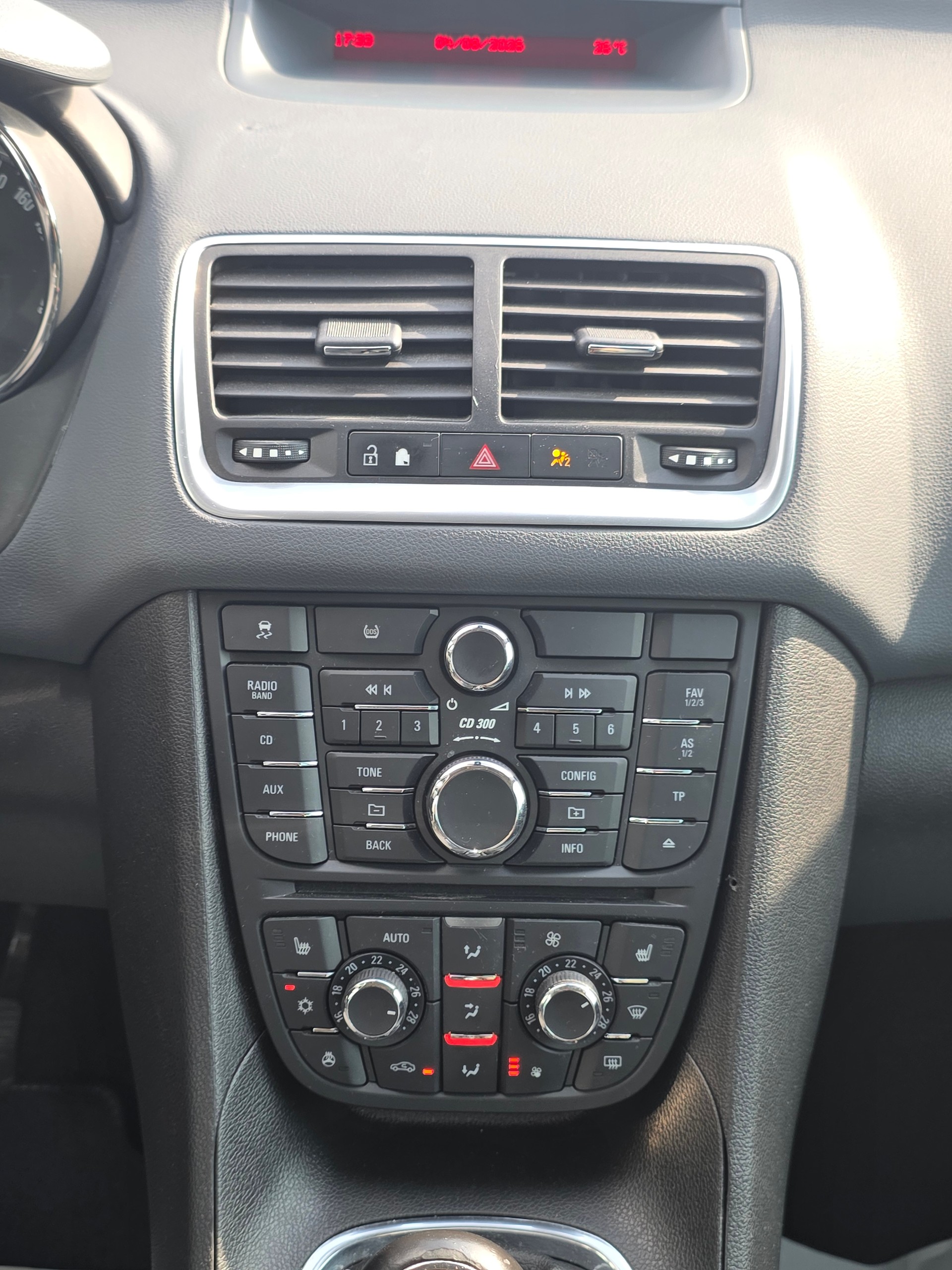 OPEL Meriva 1.4 Turbo Cosmo-image-12