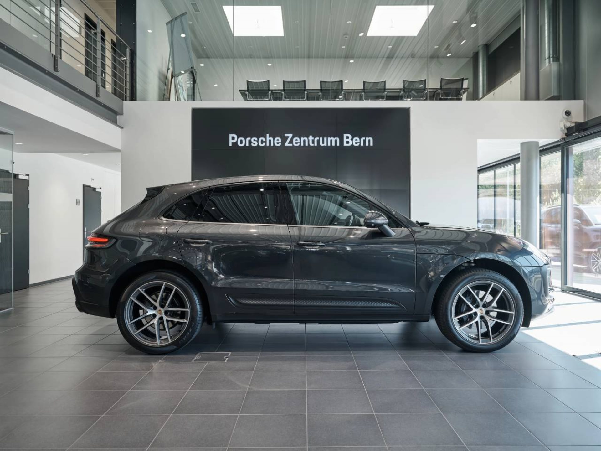PORSCHE Macan-showroom-element-1