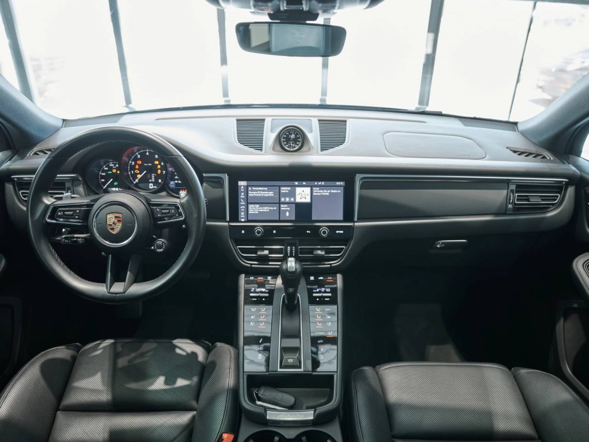 PORSCHE Macan-image-15