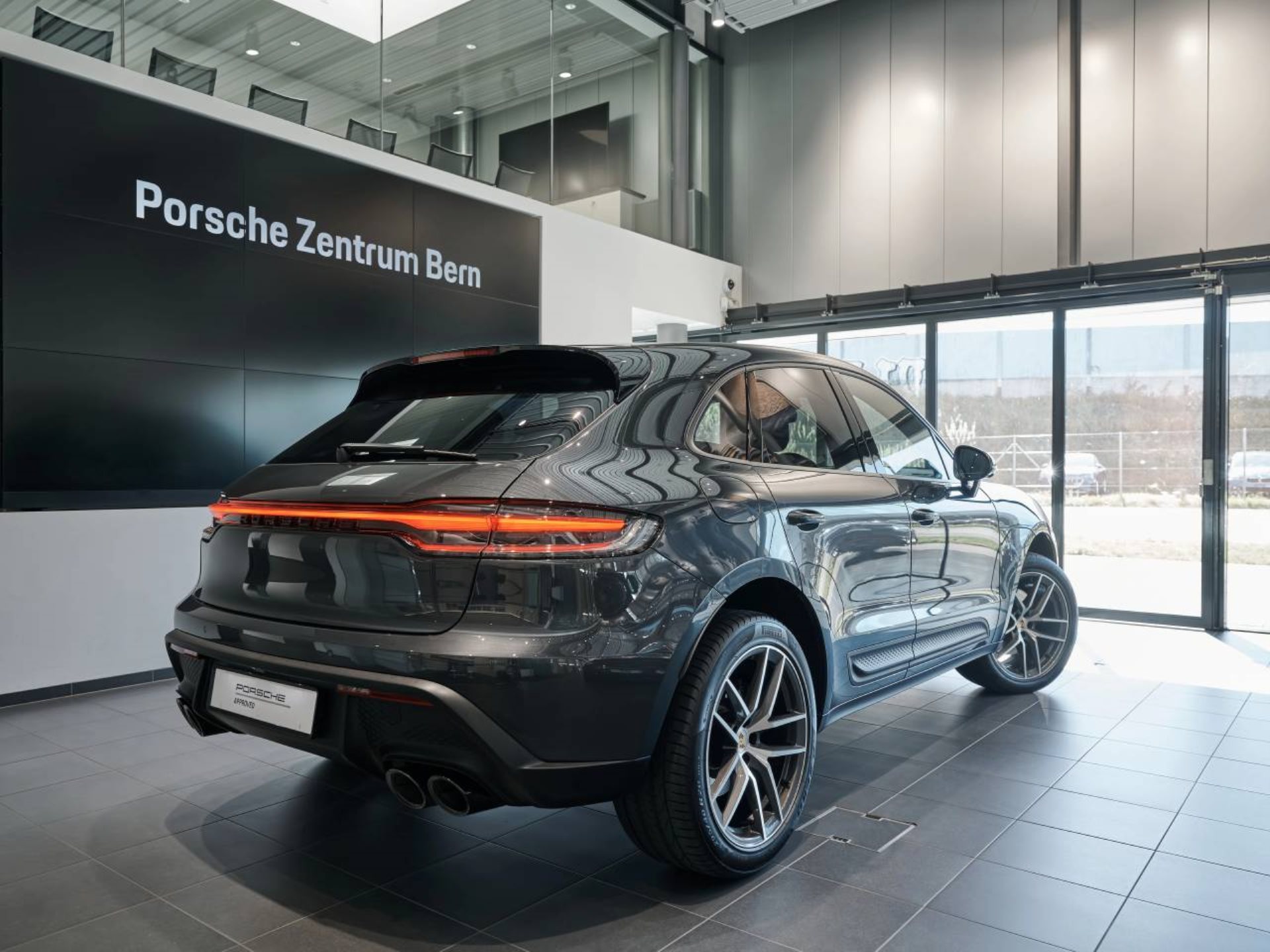 PORSCHE Macan-showroom-element-2