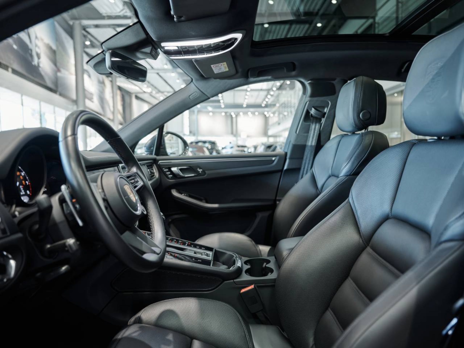 PORSCHE Macan-showroom-element-3