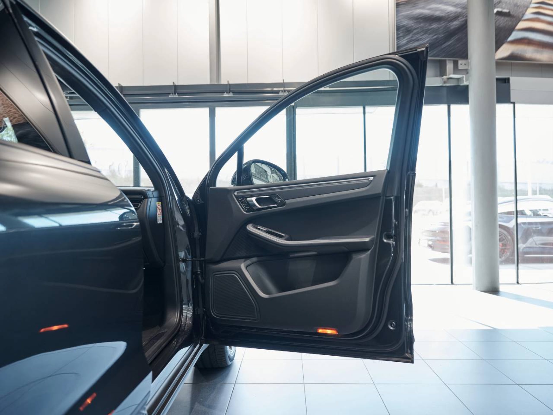 PORSCHE Macan-image-21