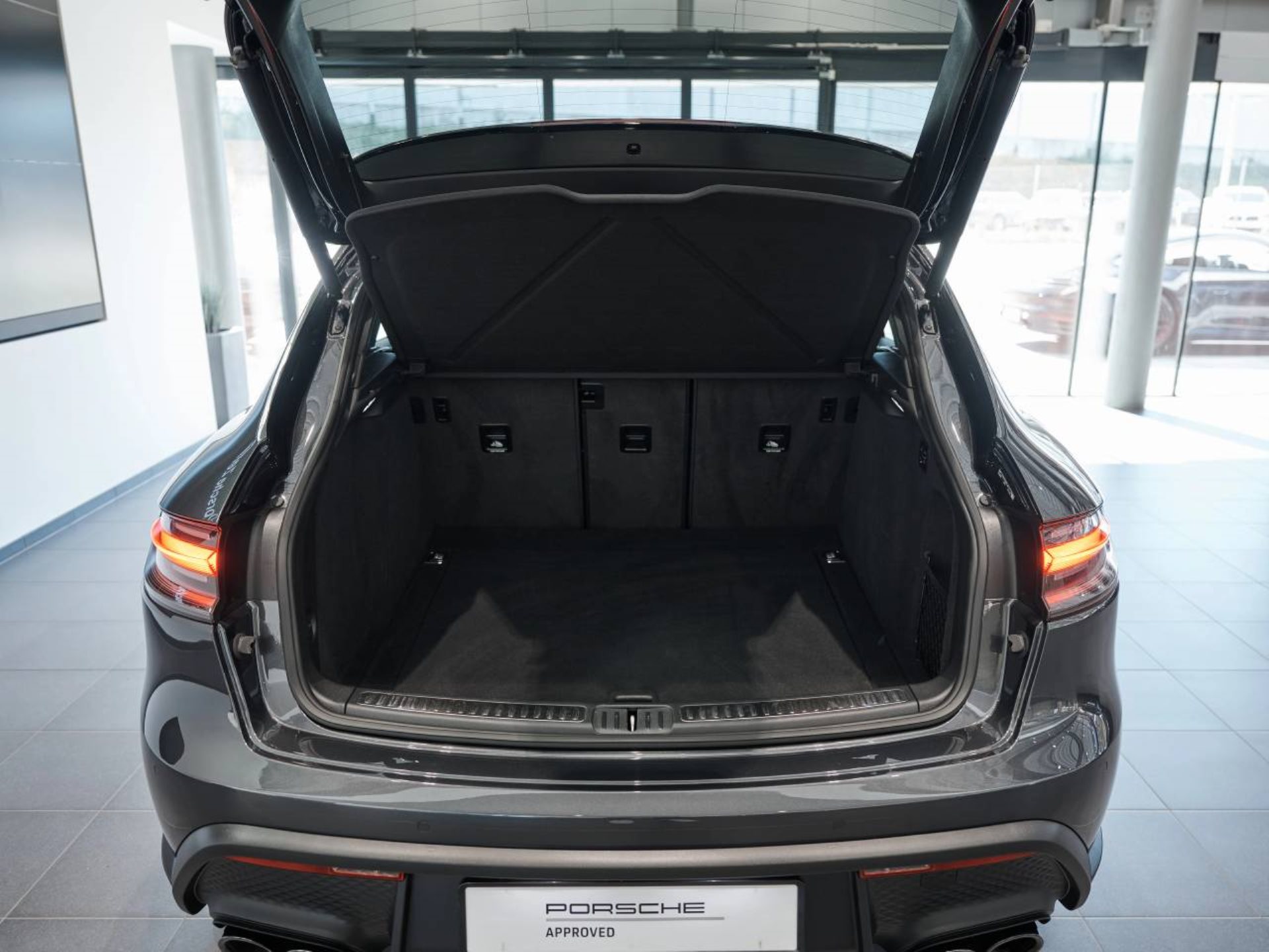 PORSCHE Macan-image-6