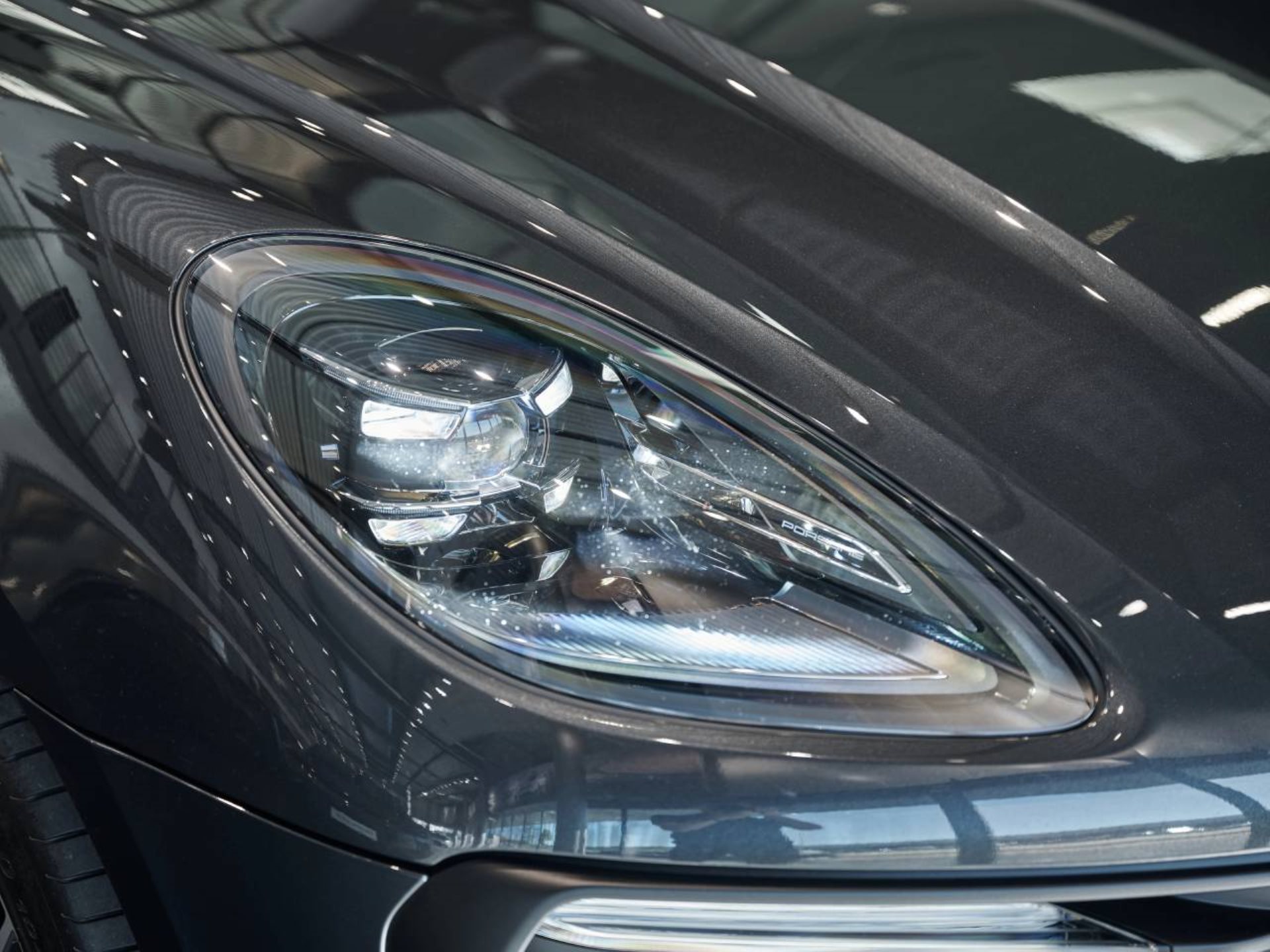 PORSCHE Macan-image-23