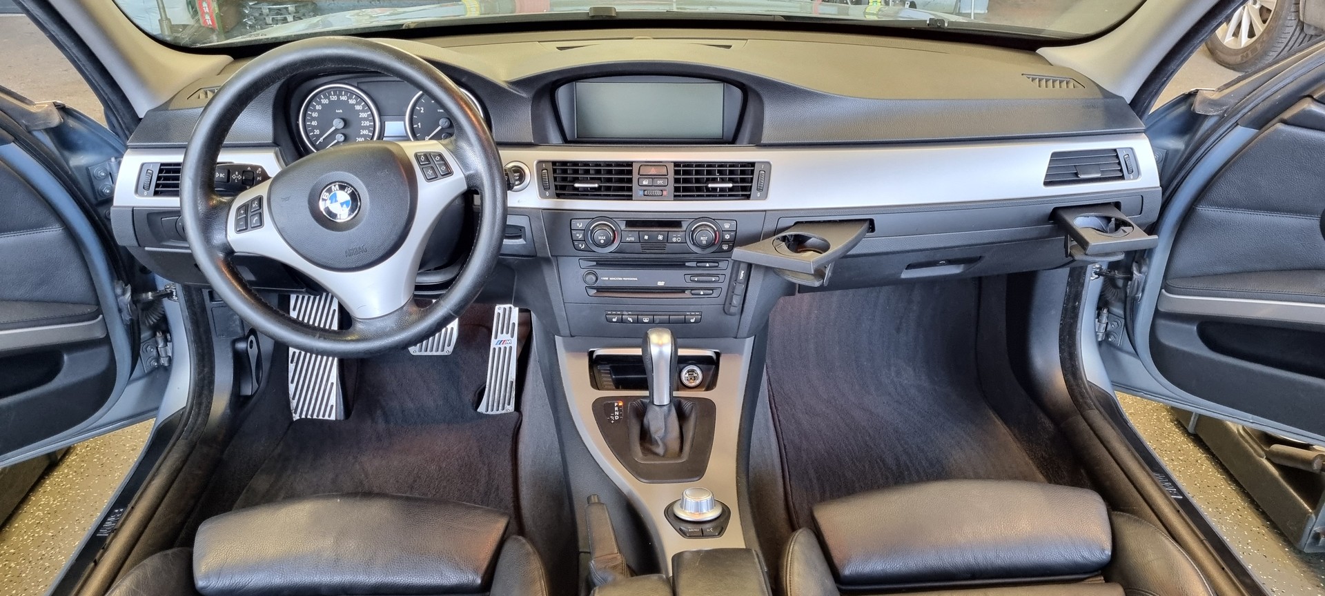 BMW 330i-image-7