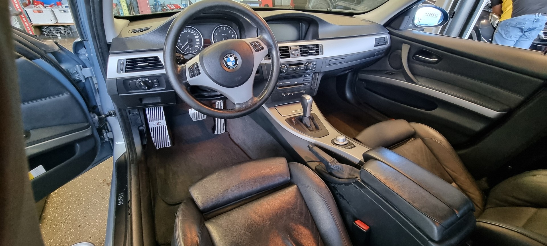 BMW 330i-image-6
