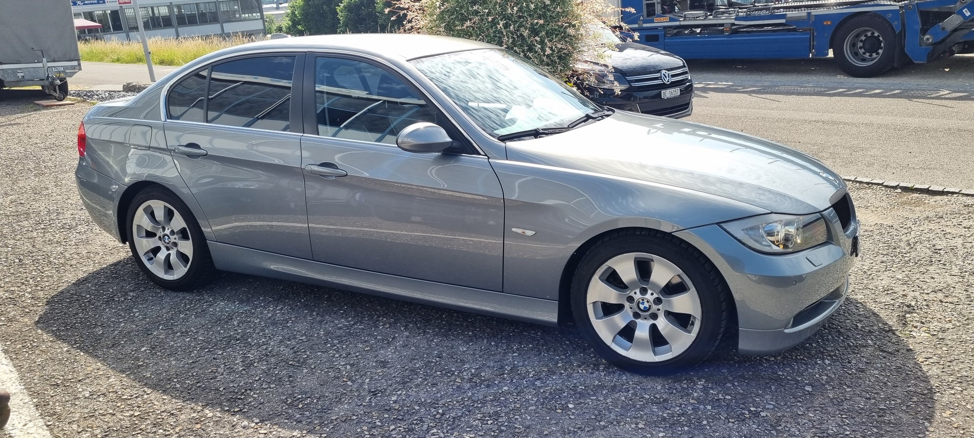 BMW 330i-image-3
