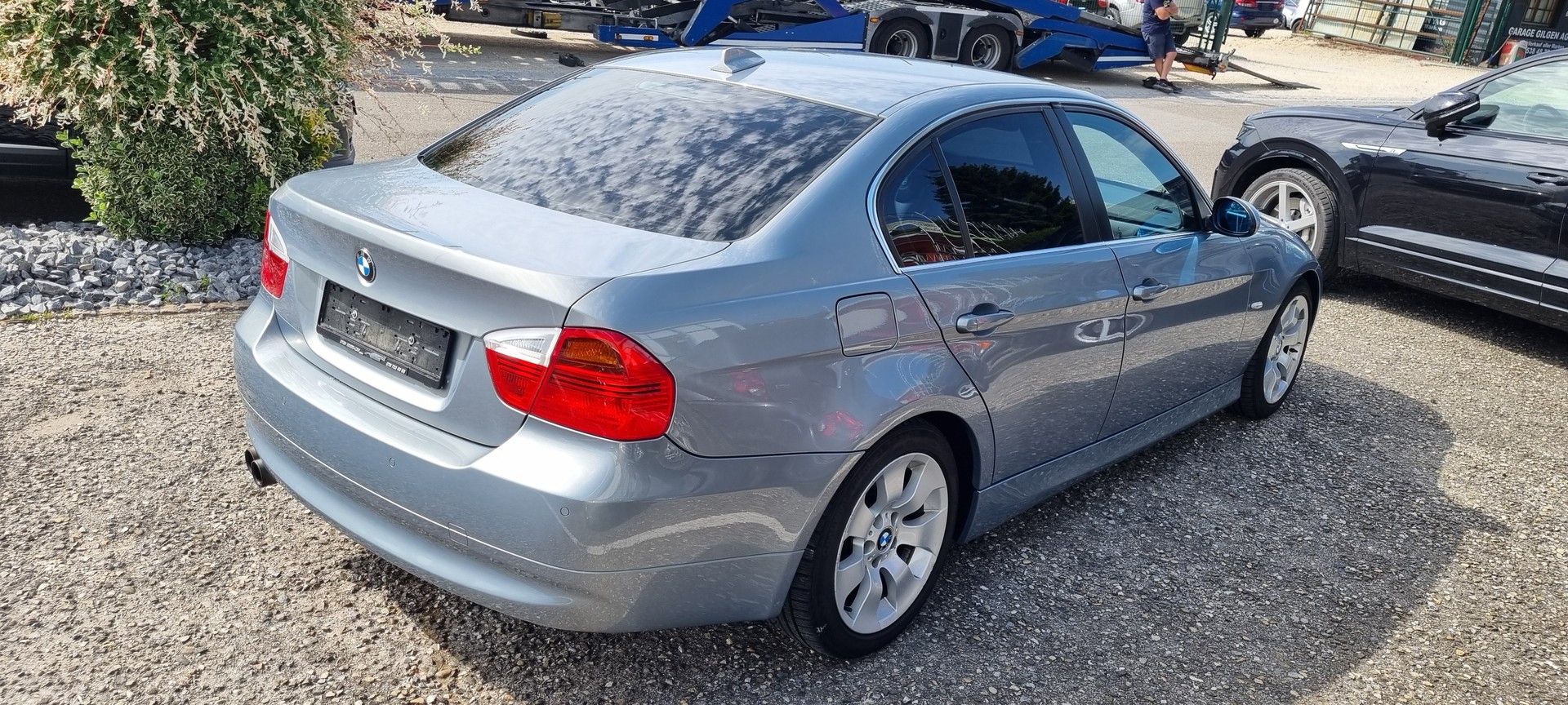 BMW 330i-image-5