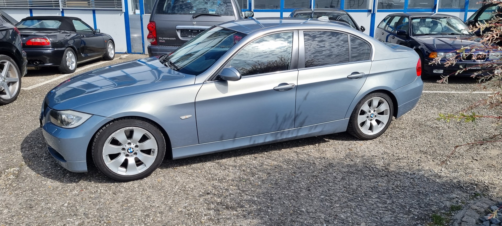 BMW 330i-image-2