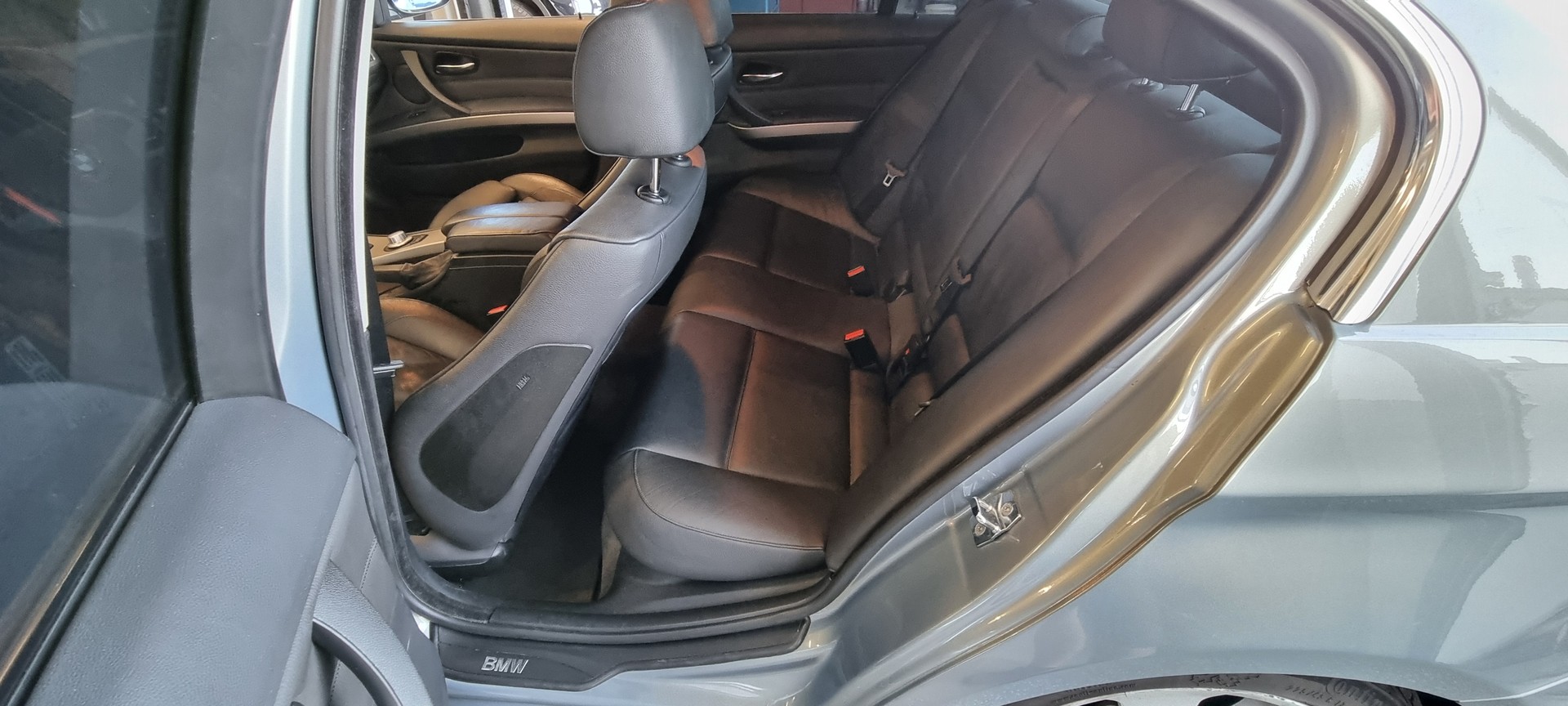 BMW 330i-image-9
