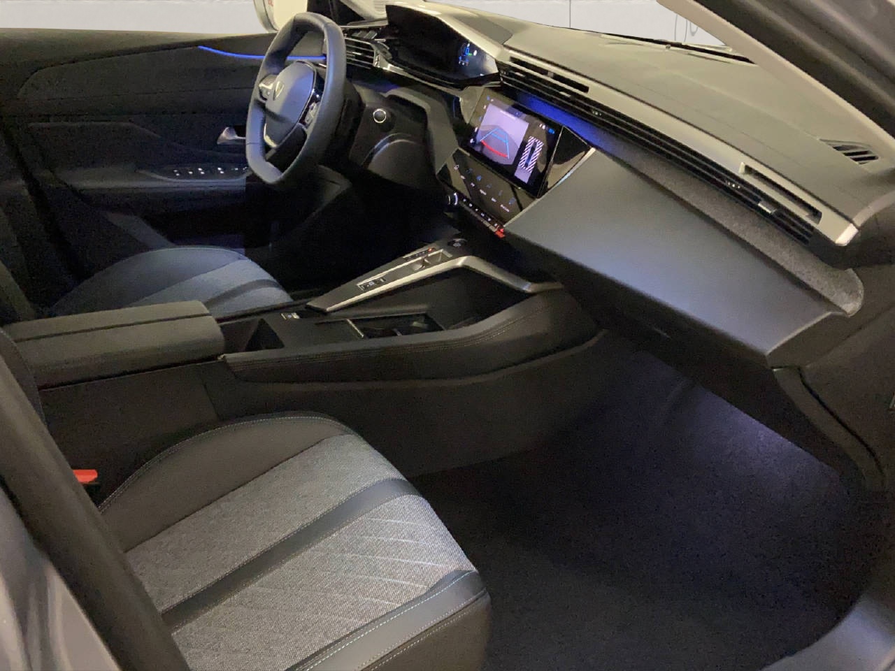 PEUGEOT 408 1.6 PHEV 180 Allure Pack-image-11