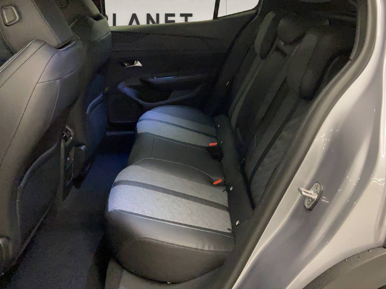PEUGEOT 408 1.6 PHEV 180 Allure Pack-image-10