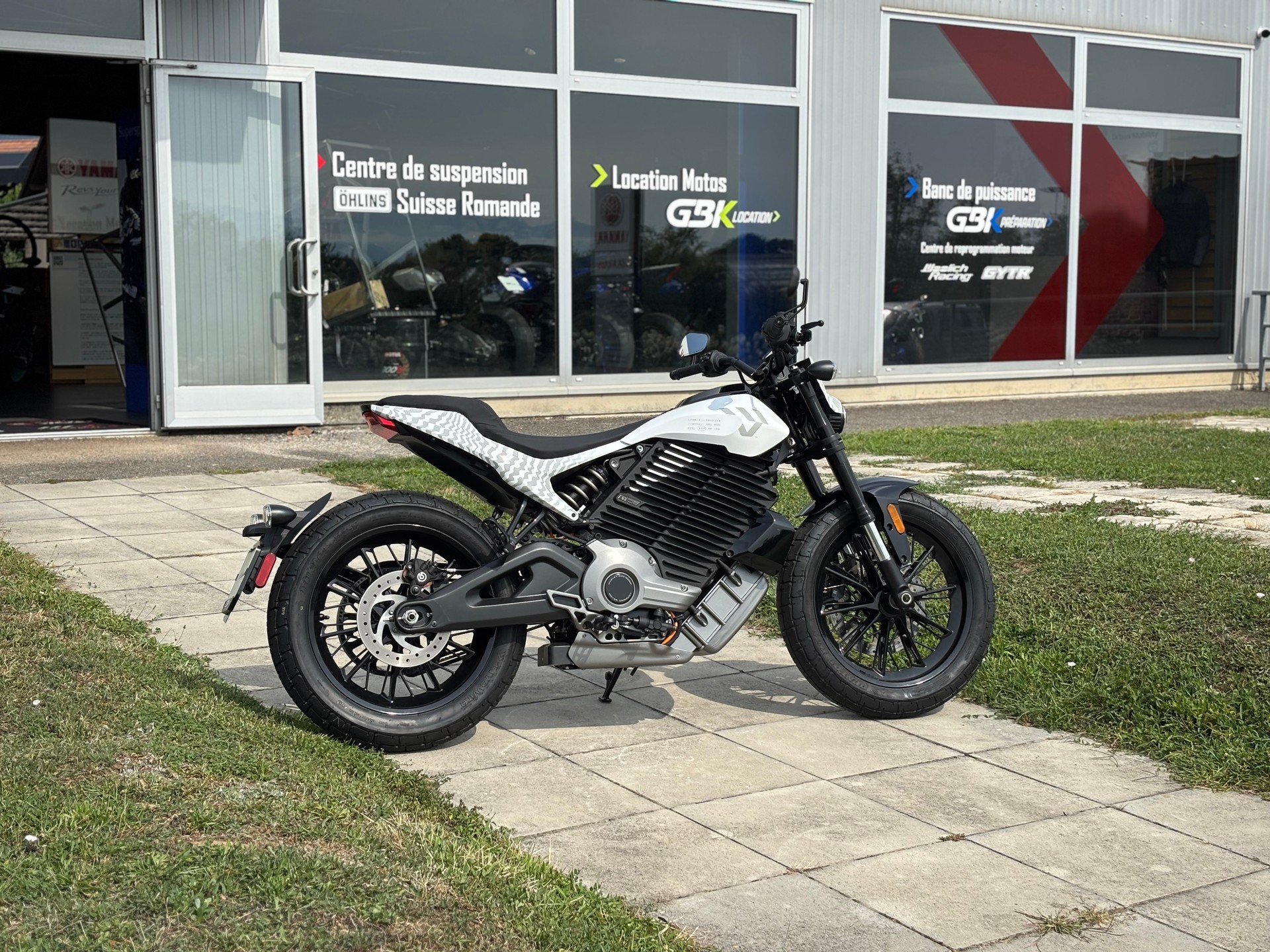 LIVEWIRE S2 Del Mar LE-showroom-element-1
