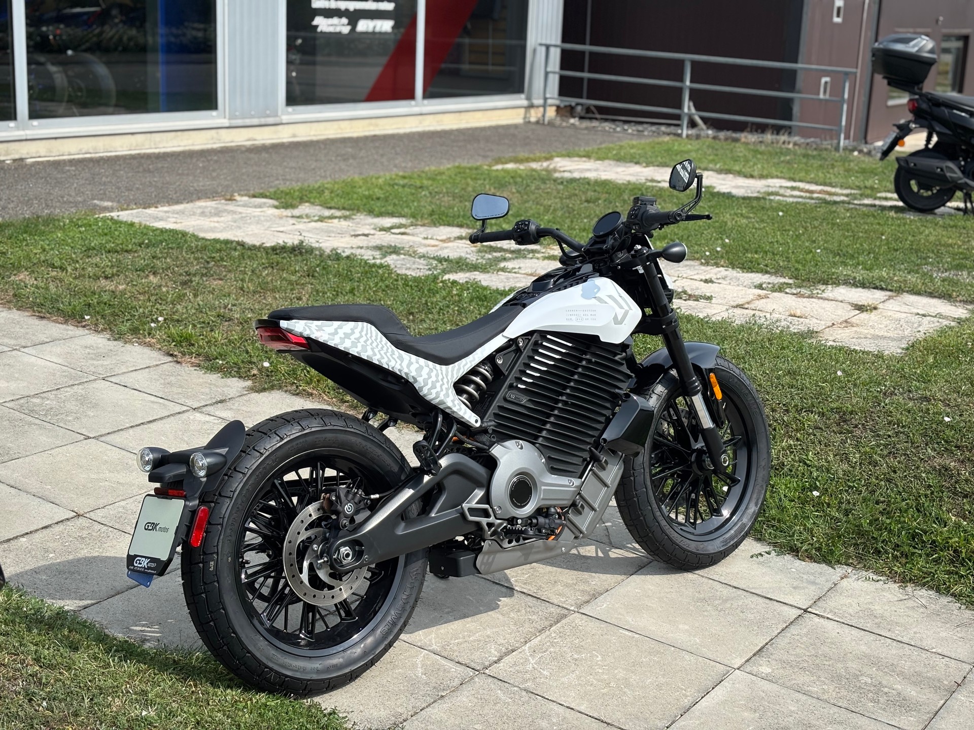LIVEWIRE S2 Del Mar LE-showroom-element-2