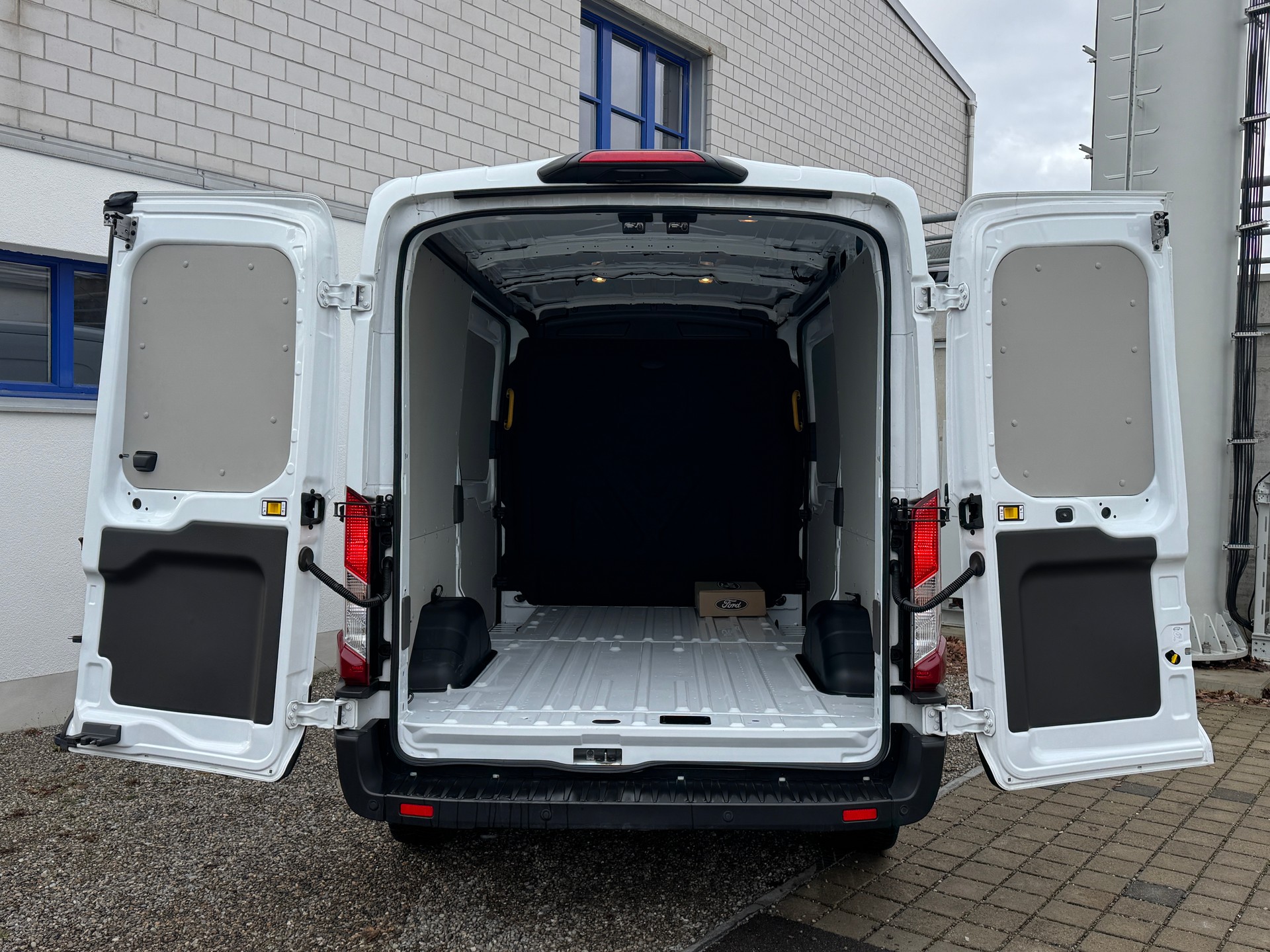 FORD E-Transit Van 390 L2H2 Trend RWD 68kWh 269PS🔝 3.9t / 1265kg Nutzlast-image-8
