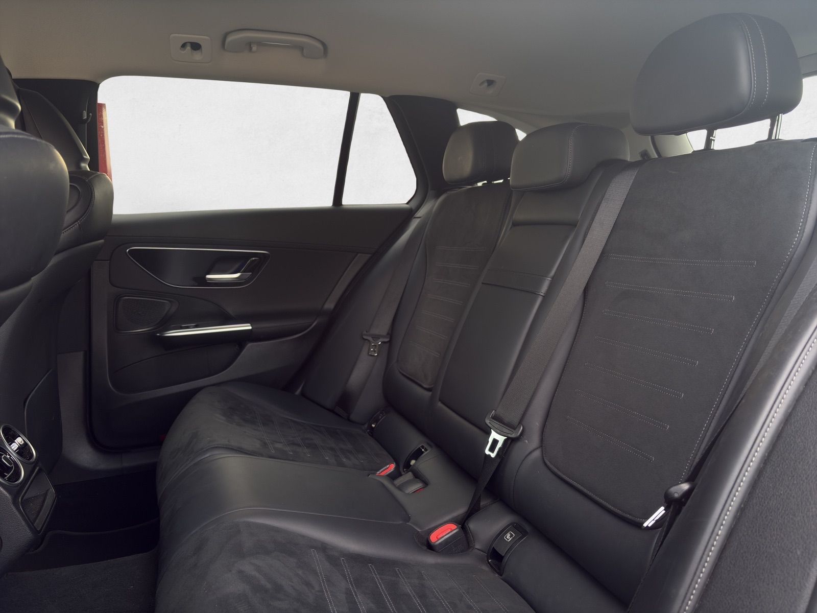 MERCEDES-BENZ C 300 d AMG Line-image-15
