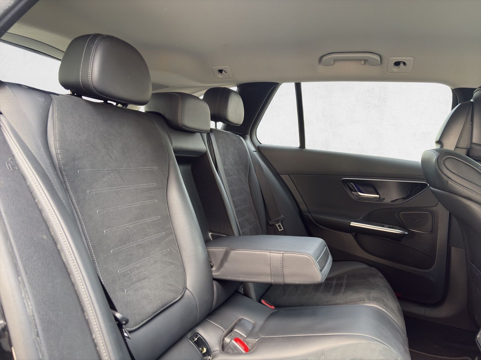 MERCEDES-BENZ C 300 d AMG Line-image-16