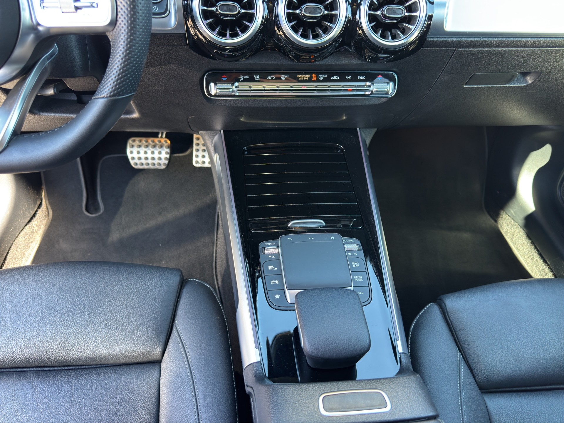 MERCEDES-BENZ GLB 200 AMG Line 7G-Tronic-image-12