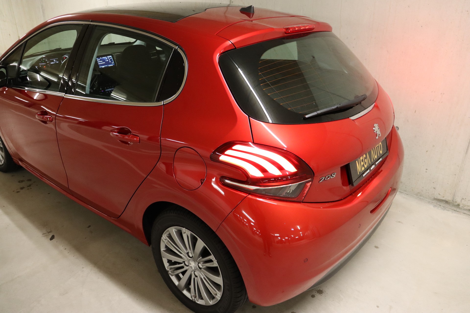 PEUGEOT 208 1.2 PureTech Allure-image-6