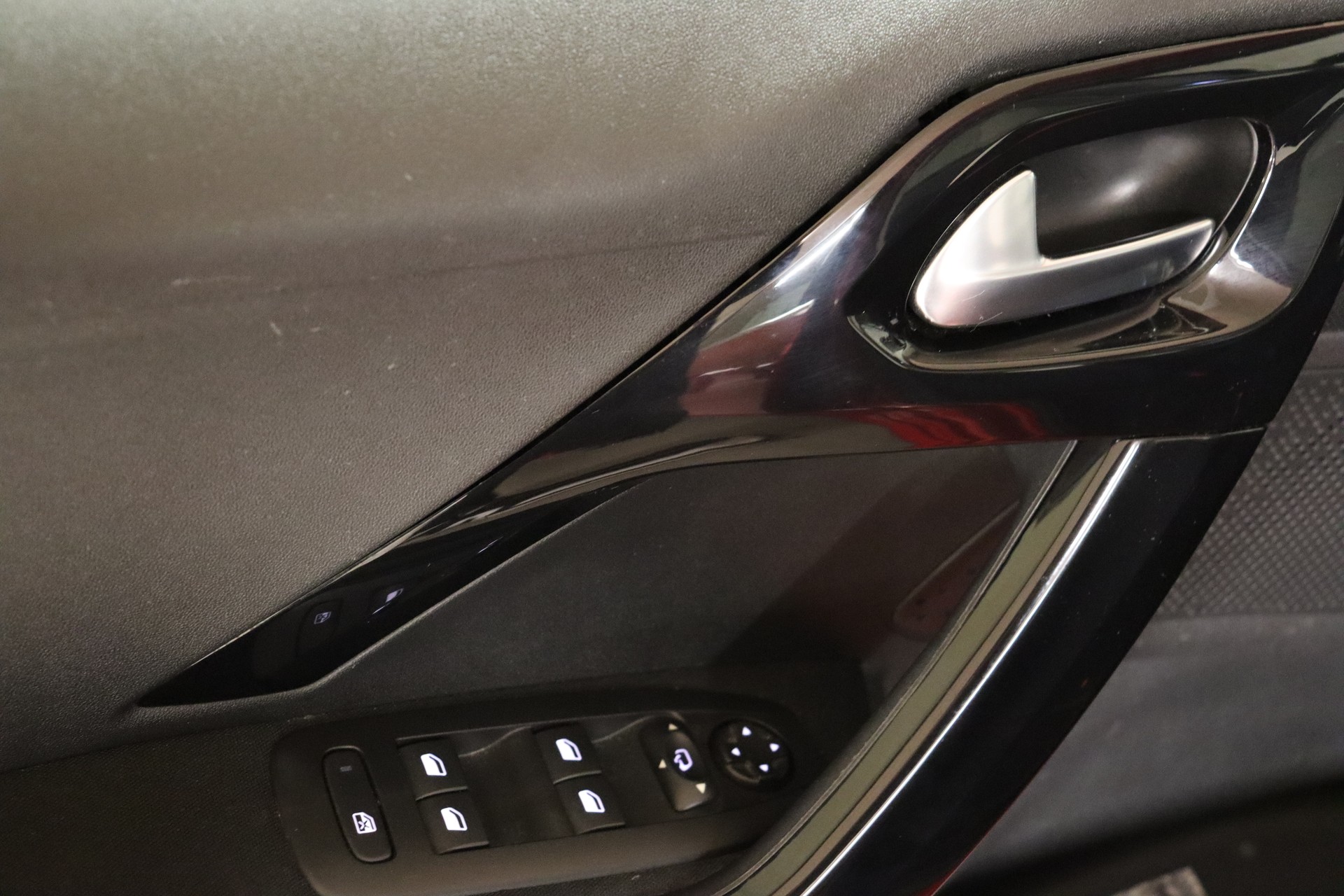 PEUGEOT 208 1.2 PureTech Allure-image-15