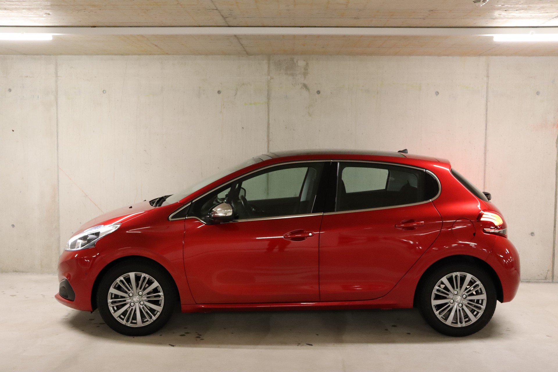 PEUGEOT 208 1.2 PureTech Allure-image-4