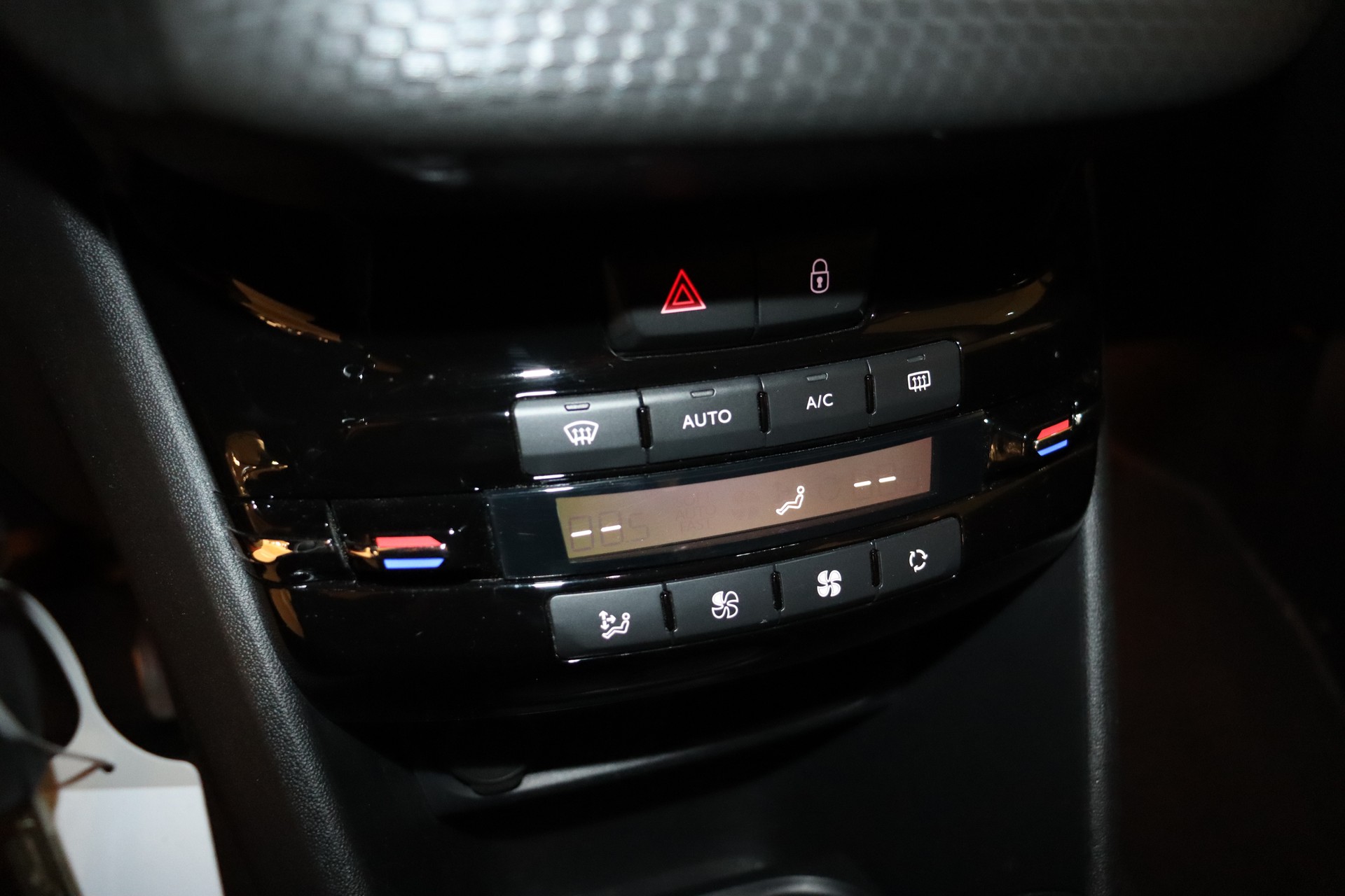 PEUGEOT 208 1.2 PureTech Allure-image-21