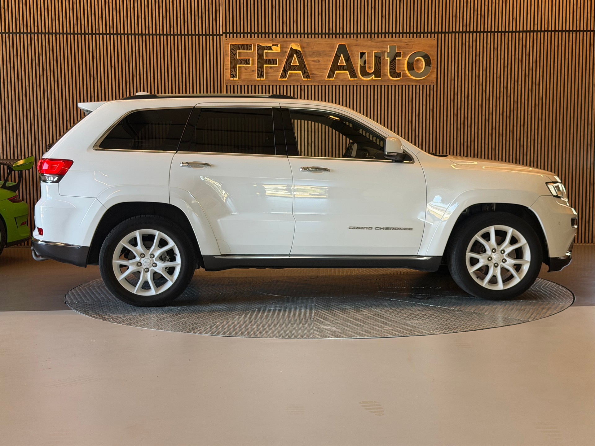 JEEP Grand Cherokee 3.0 CRD 250 Summit-showroom-element-3