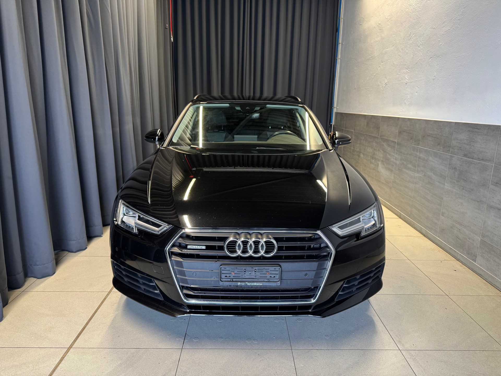 AUDI A4 Avant 40 TDI Sport Attraction quattro S-tronic (19)-showroom-element-1