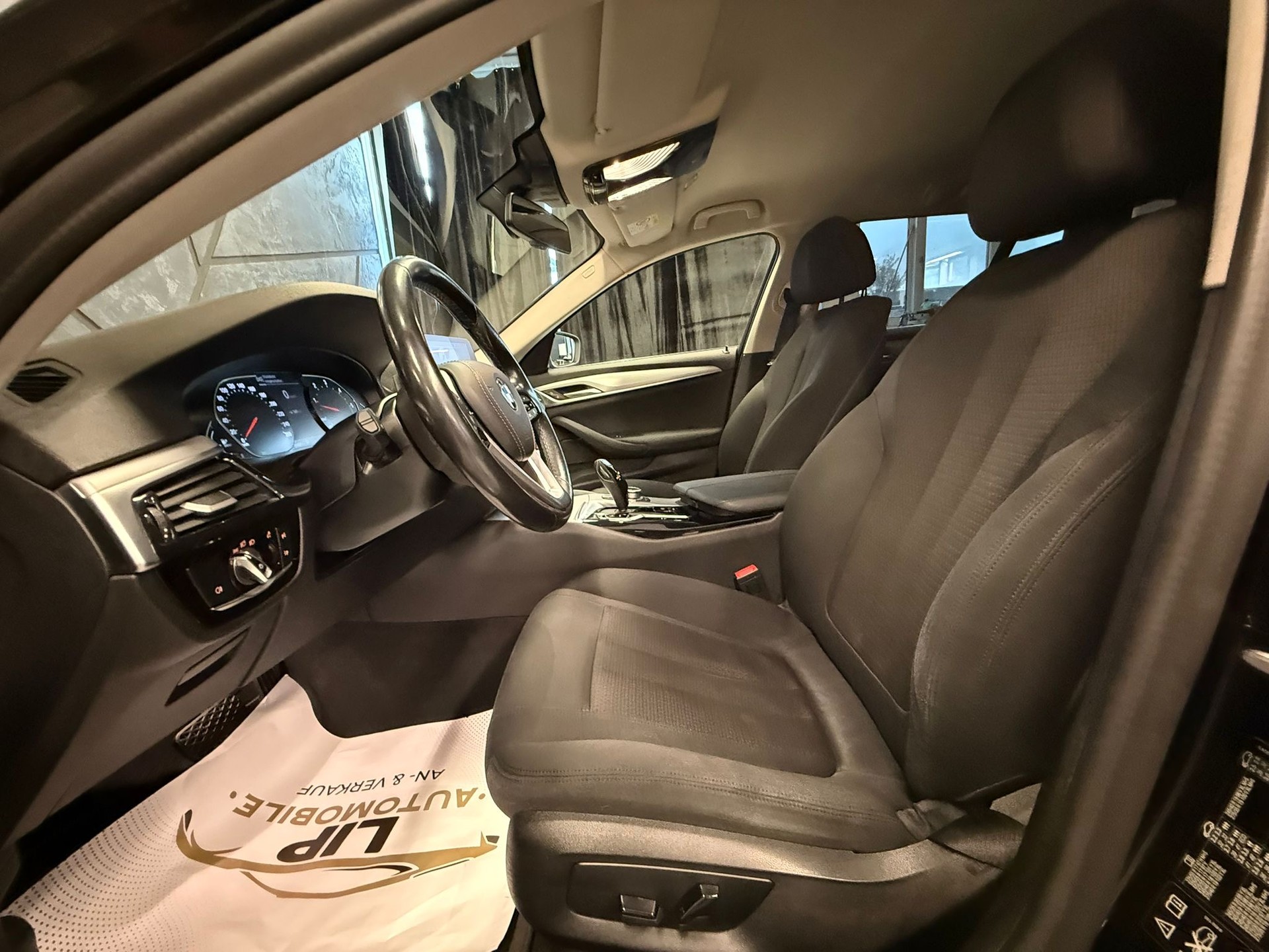 BMW 520d xDrive 48V Touring Steptronic Facelift-image-10