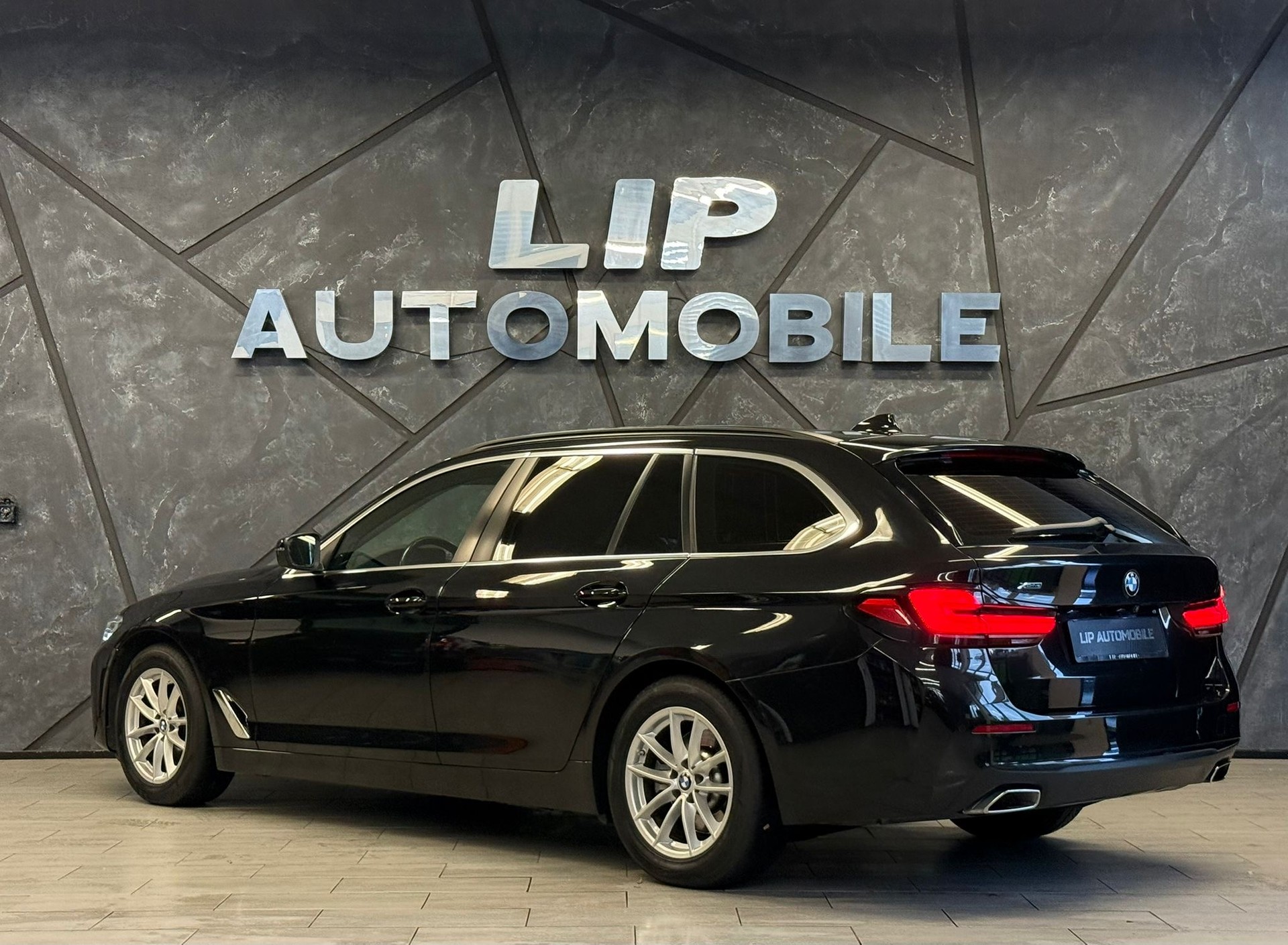 BMW 520d xDrive 48V Touring Steptronic Facelift-image-7