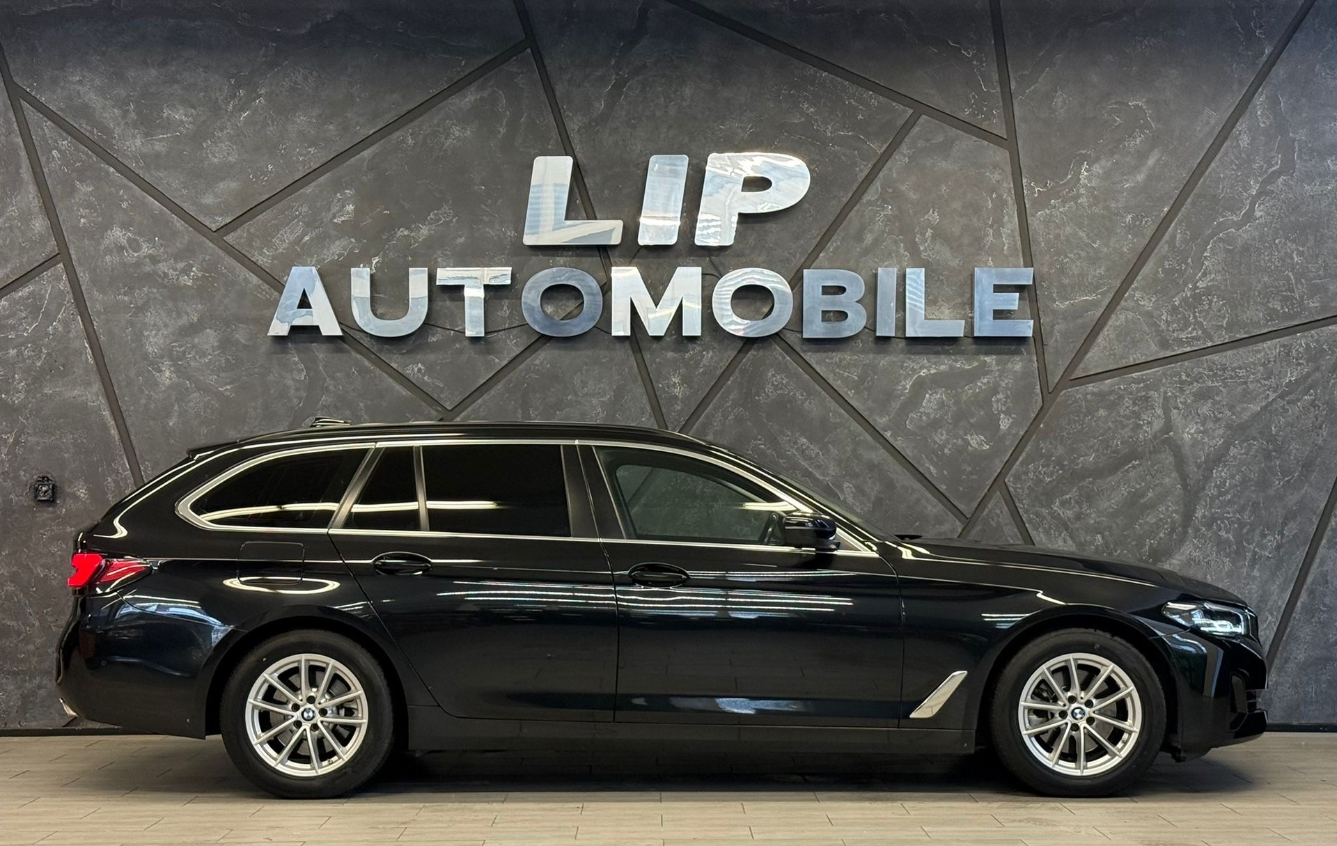 BMW 520d xDrive 48V Touring Steptronic Facelift-showroom-element-3