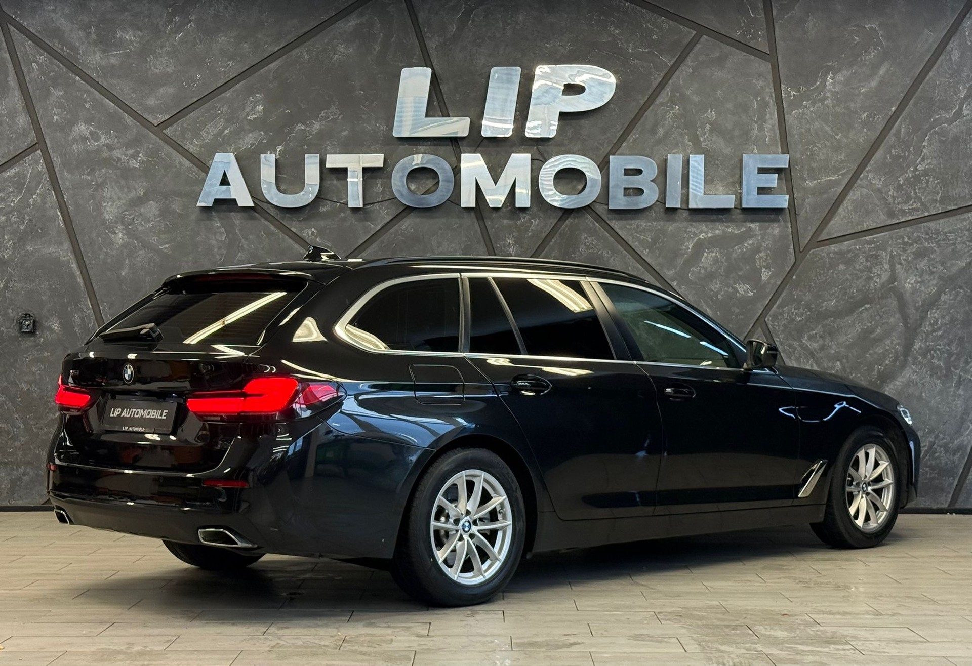 BMW 520d xDrive 48V Touring Steptronic Facelift-image-5