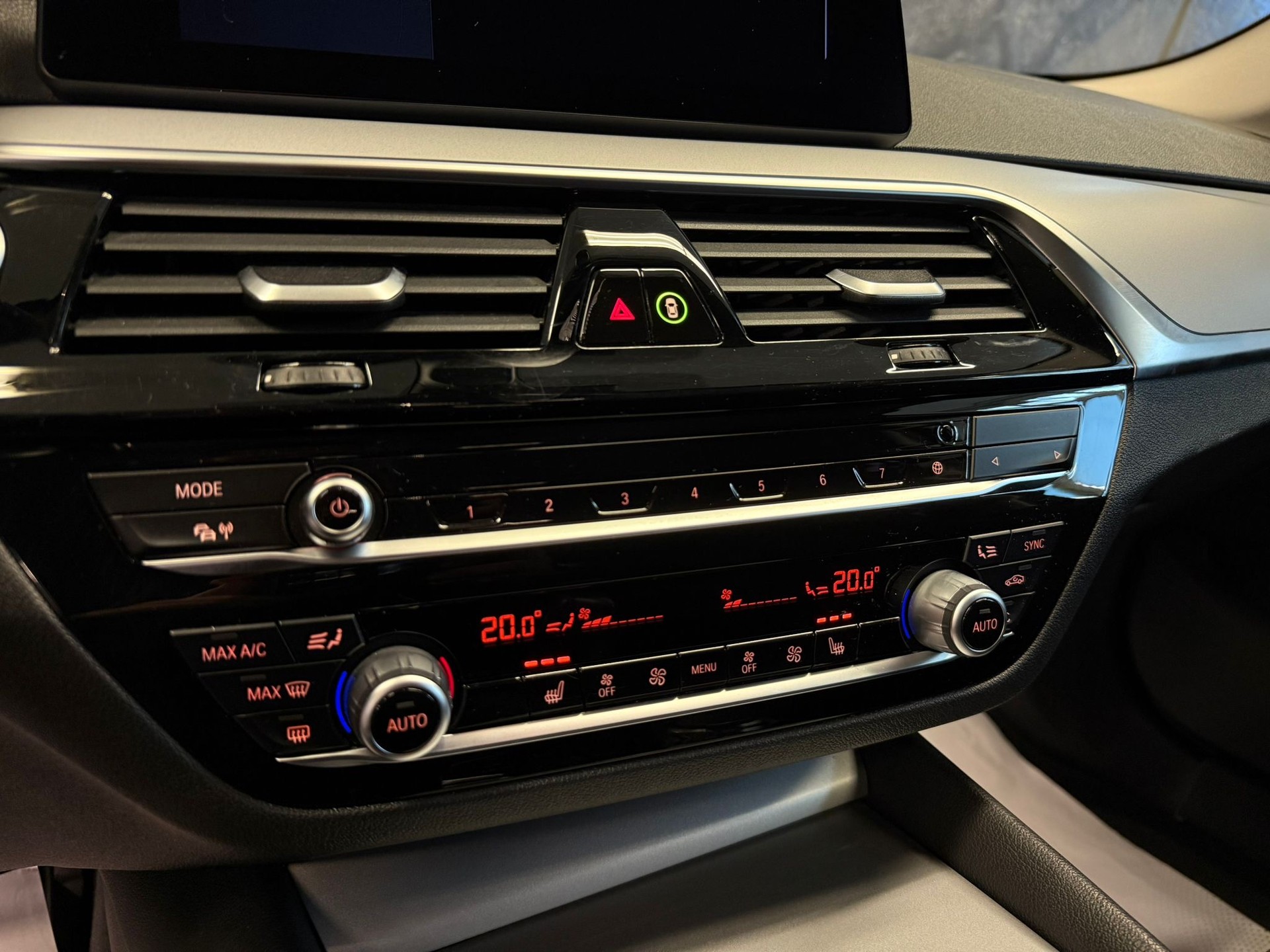 BMW 520d xDrive 48V Touring Steptronic Facelift-image-13