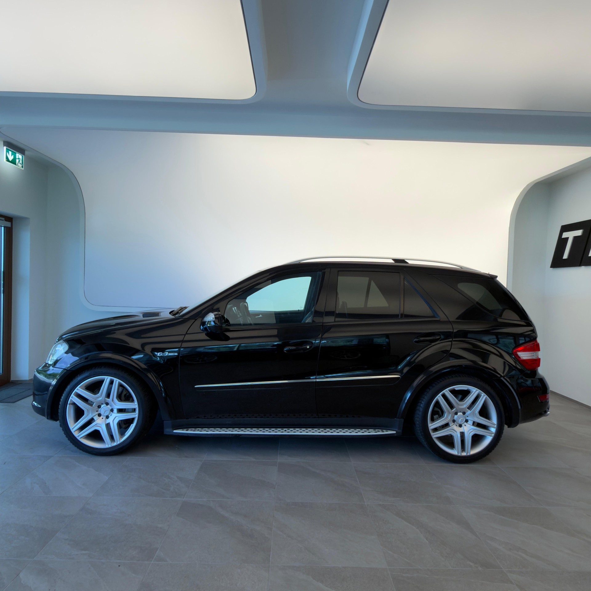 MERCEDES-BENZ ML 63 AMG 4Matic 7G-Tronic-showroom-element-2