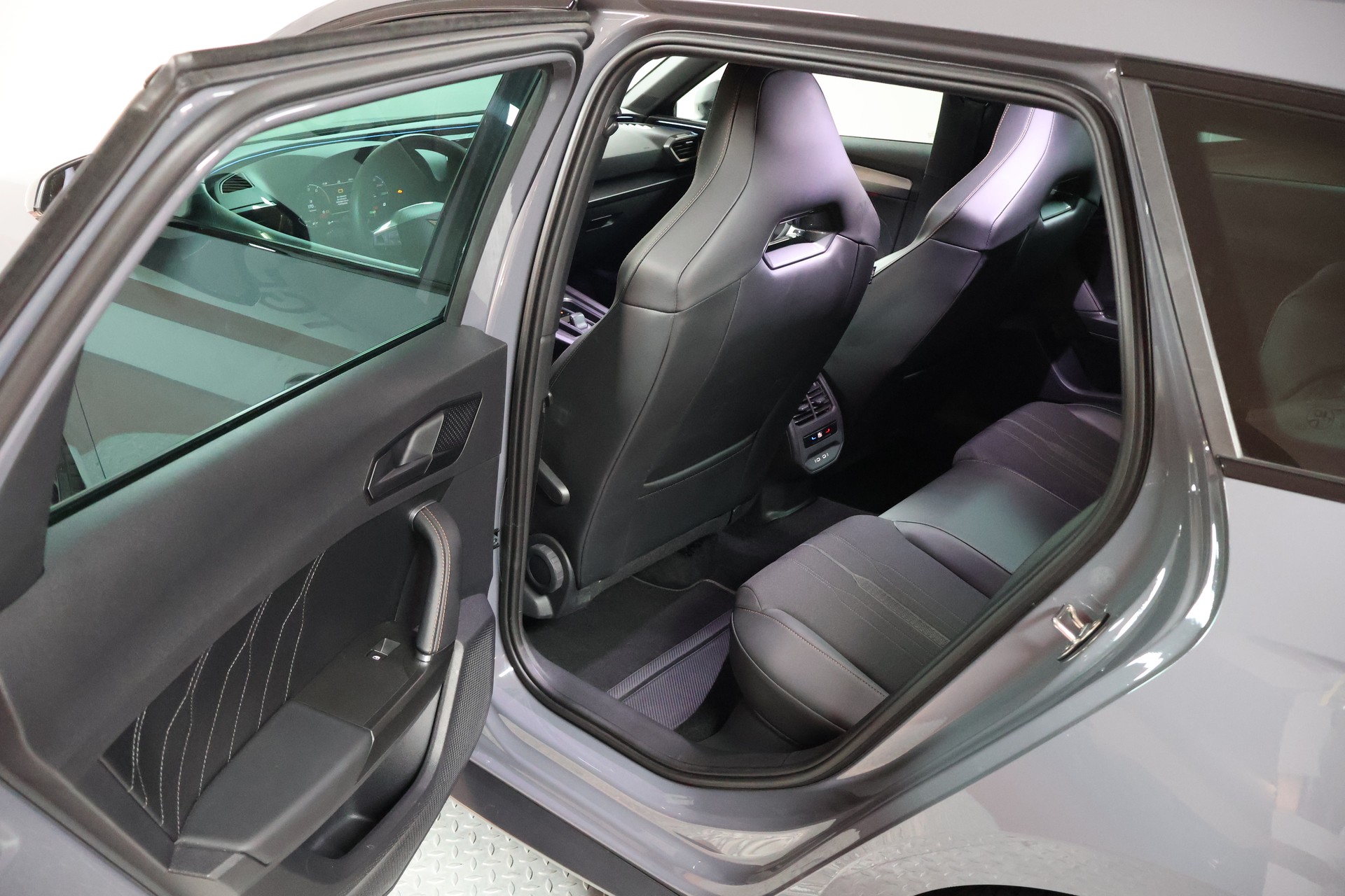 CUPRA LEON ST 2.0 TSI VZ DSG 4Drive-image-16