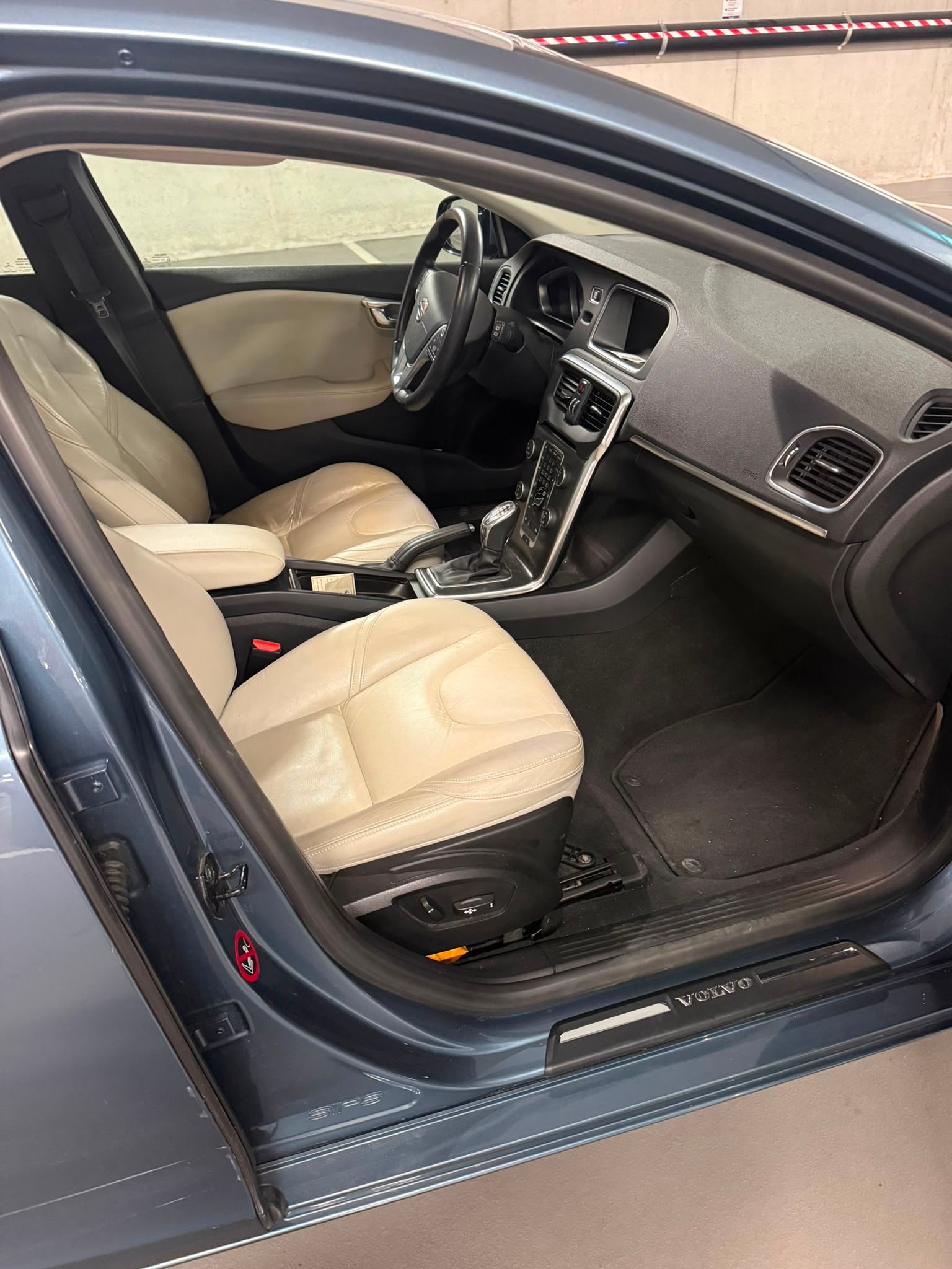 VOLVO V40 T4 Momentum Powershift-image-8