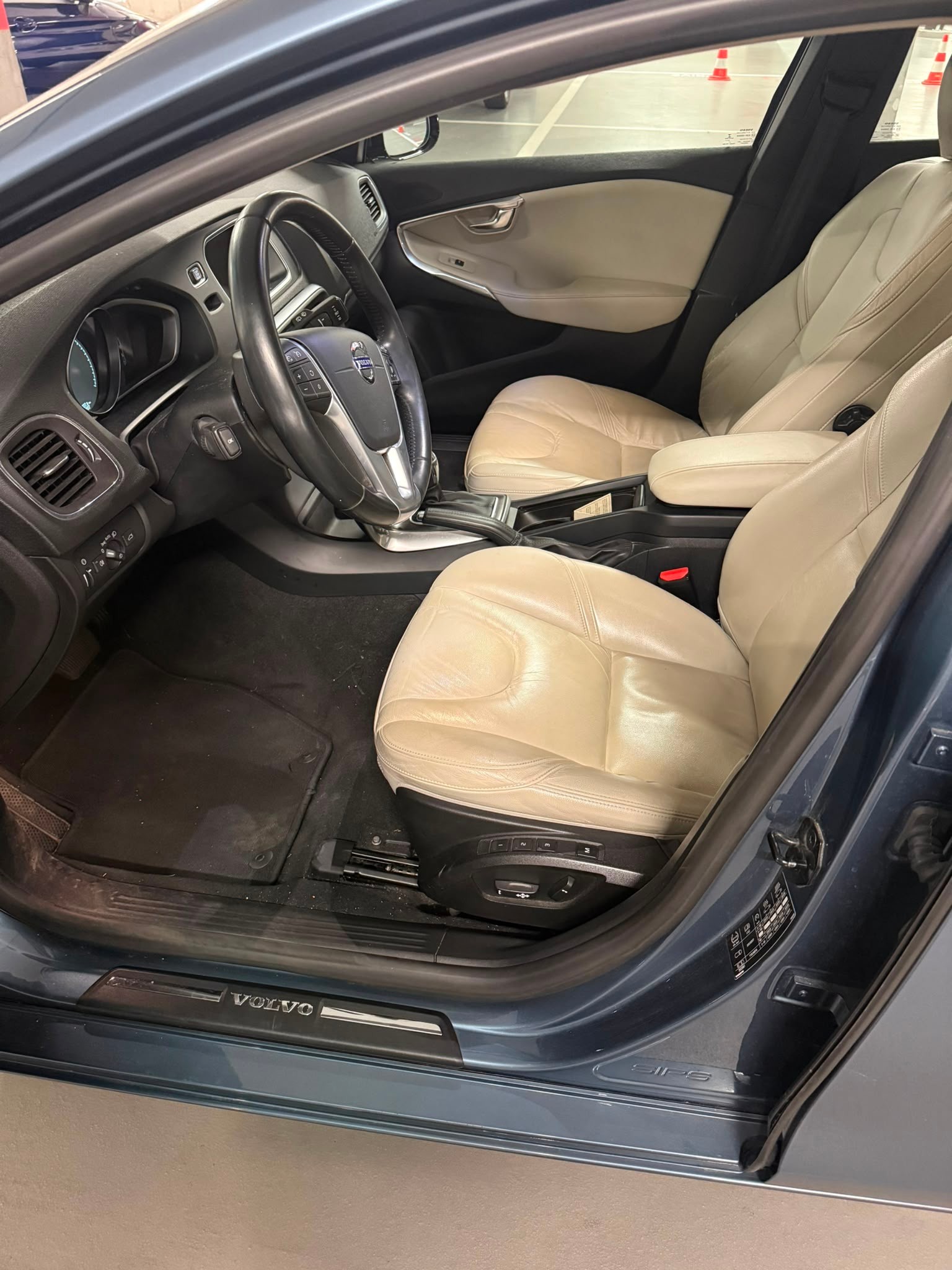 VOLVO V40 T4 Momentum Powershift-image-7