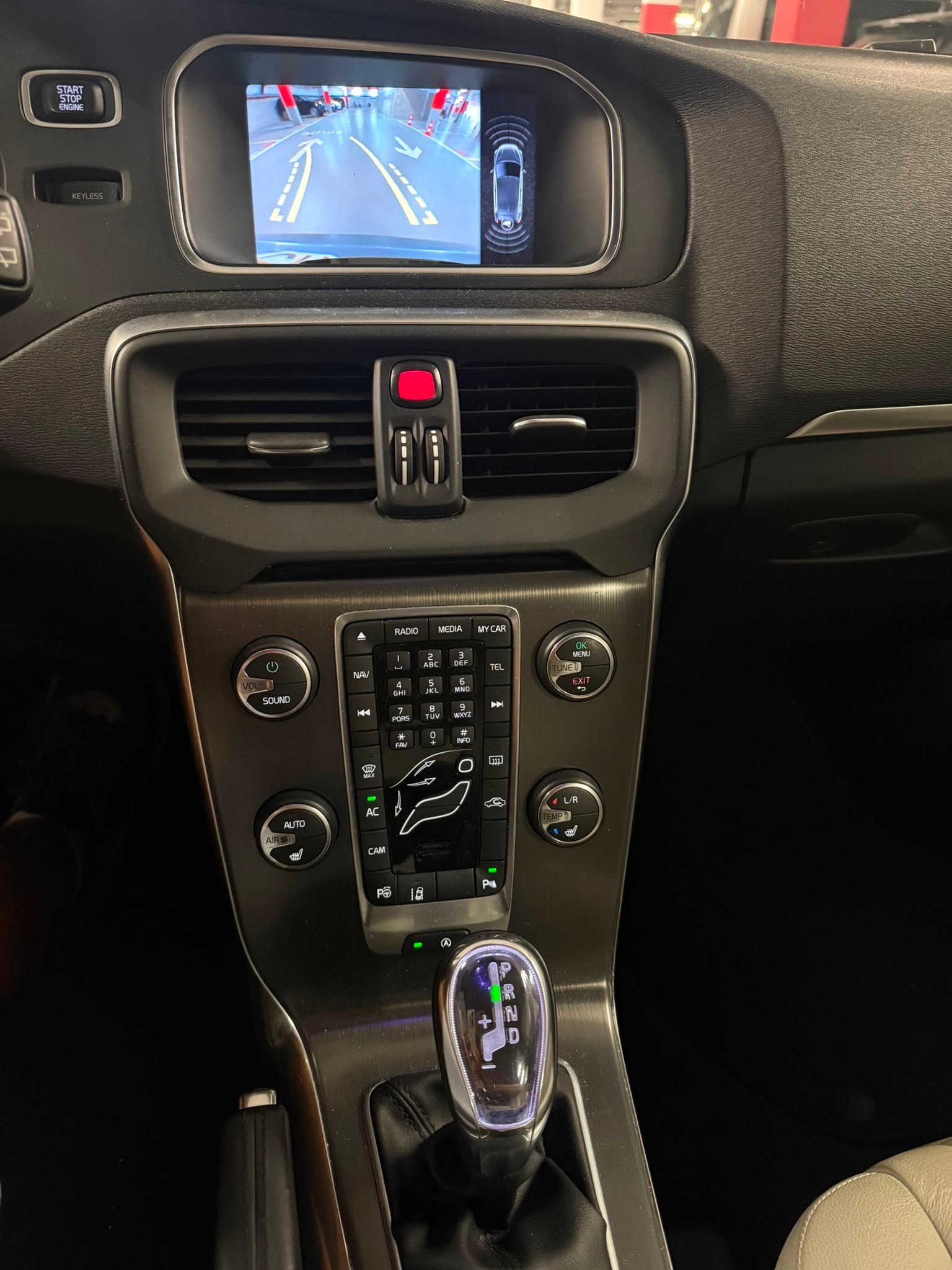VOLVO V40 T4 Momentum Powershift-image-10