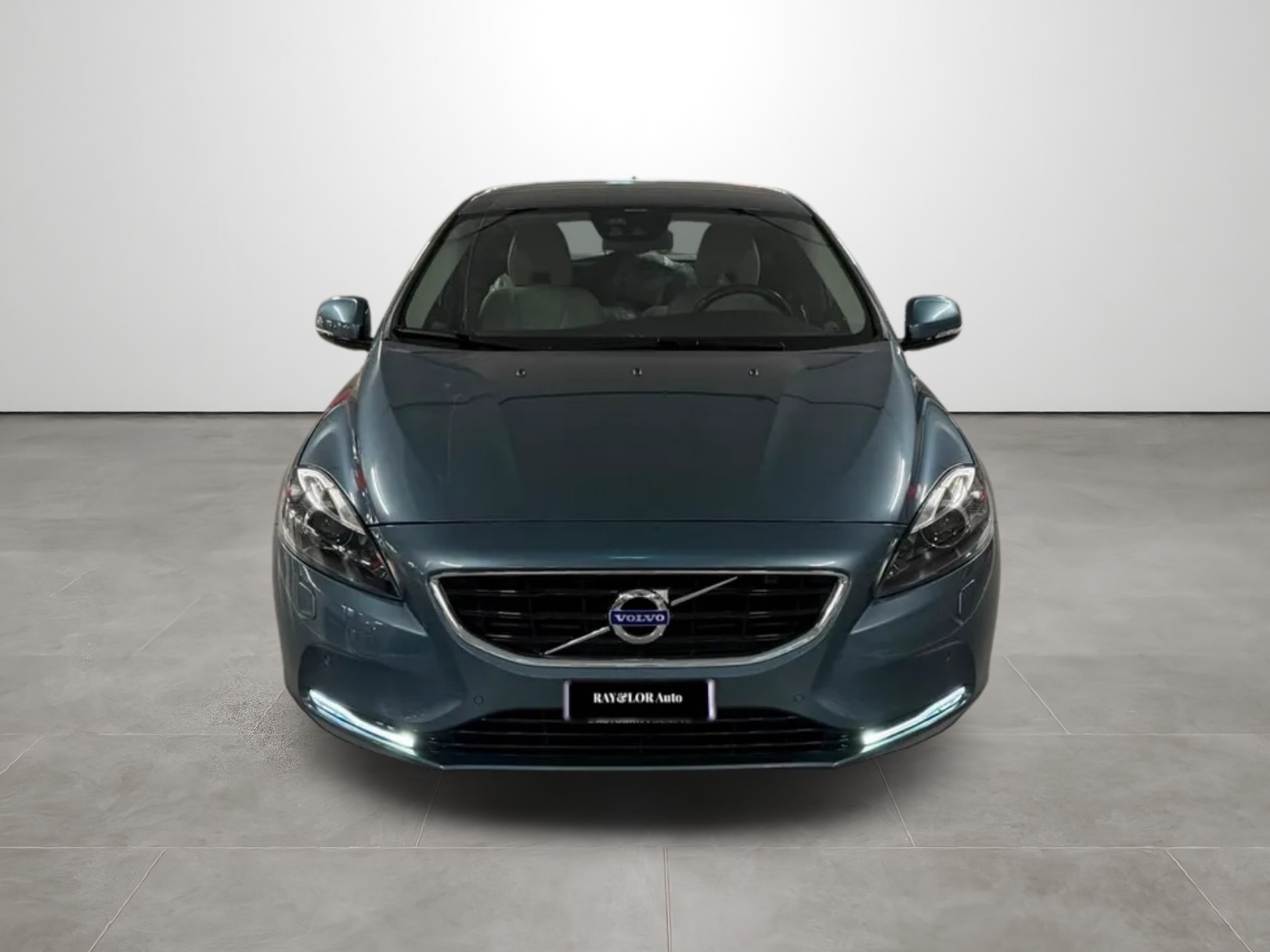 VOLVO V40 T4 Momentum Powershift-image-2