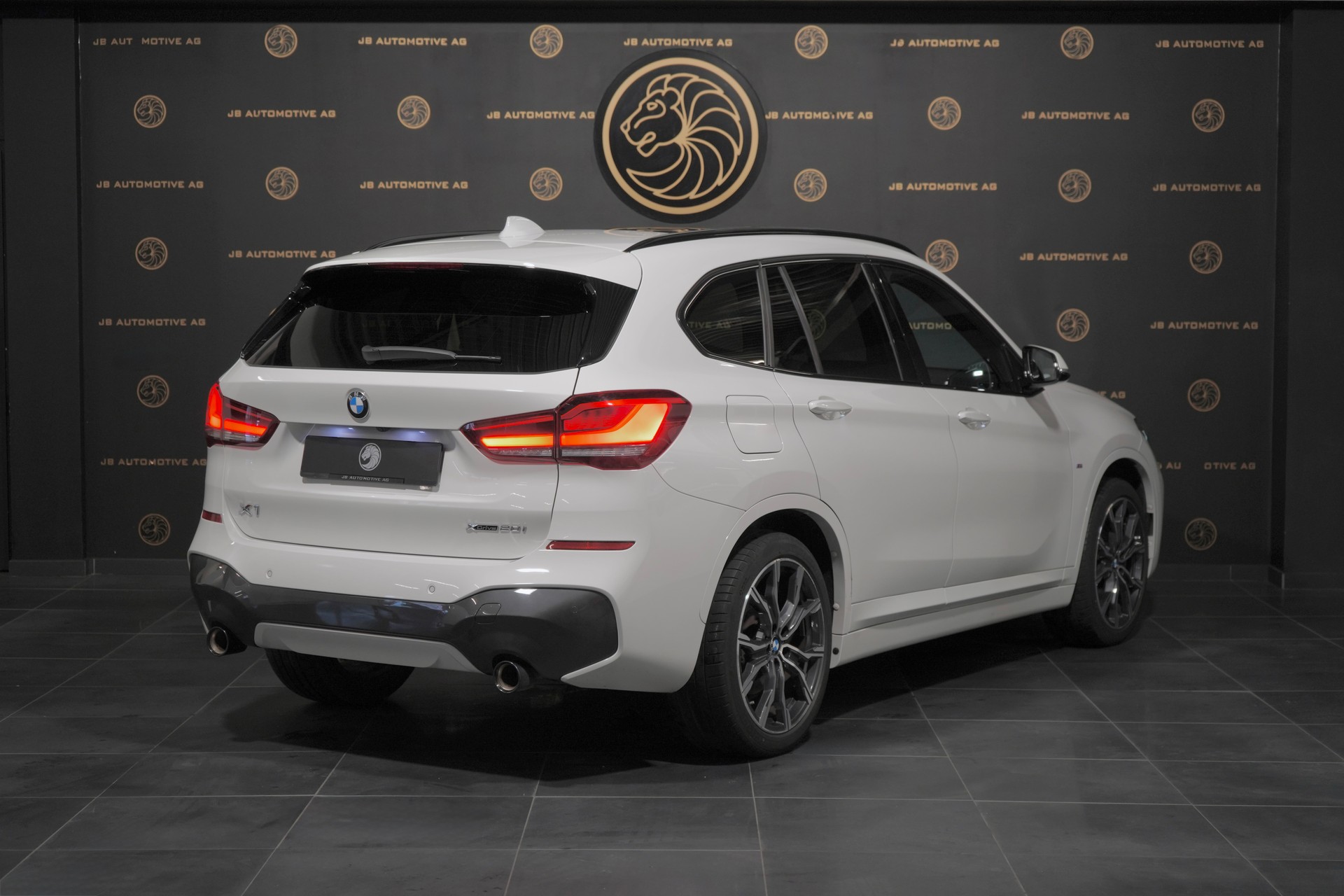 BMW X1 xDrive 20i M Sport Steptronic * Head Up Display, Rückfahrtkamera, Abstandsregler, Spurassistent, Panorama-Glasdach *-image-1