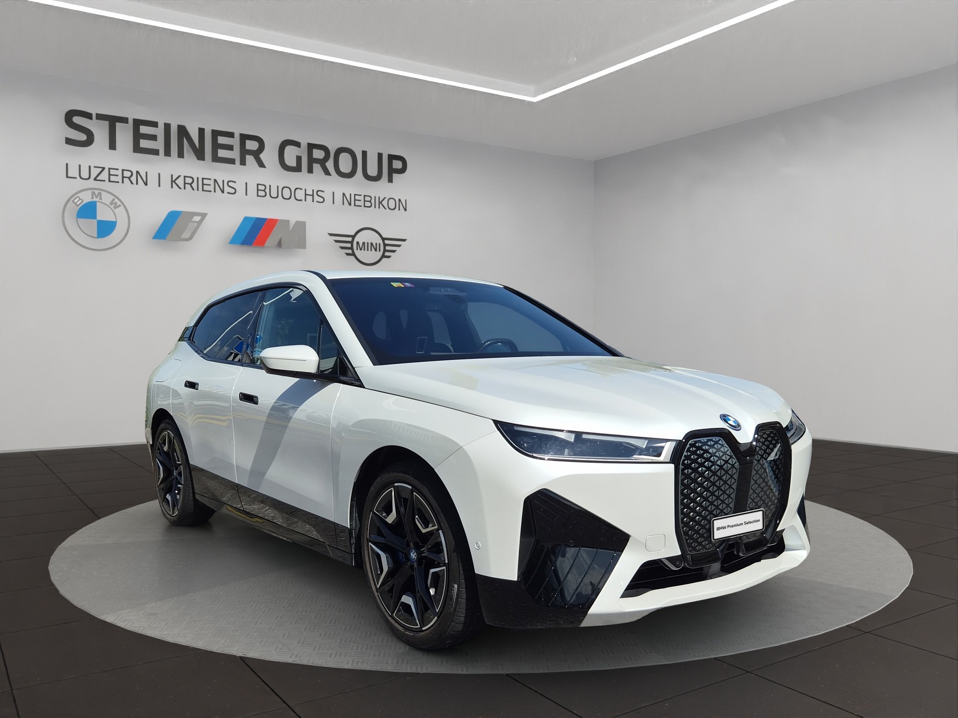 BMW iX xDrive40 Launch Edition-showroom-element-3
