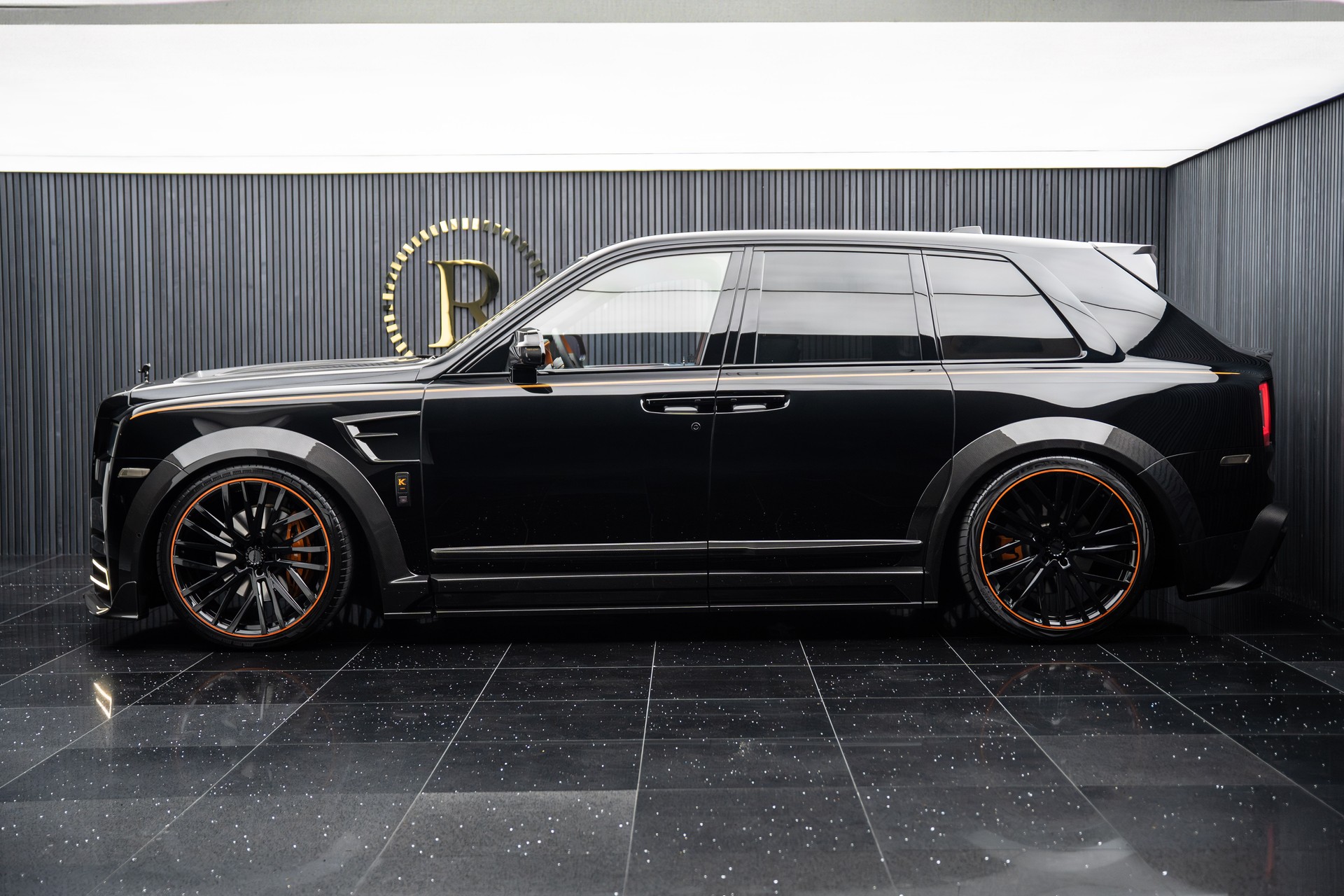 ROLLS-ROYCE Cullinan 6.7 V12 Black Badge-showroom-element-2