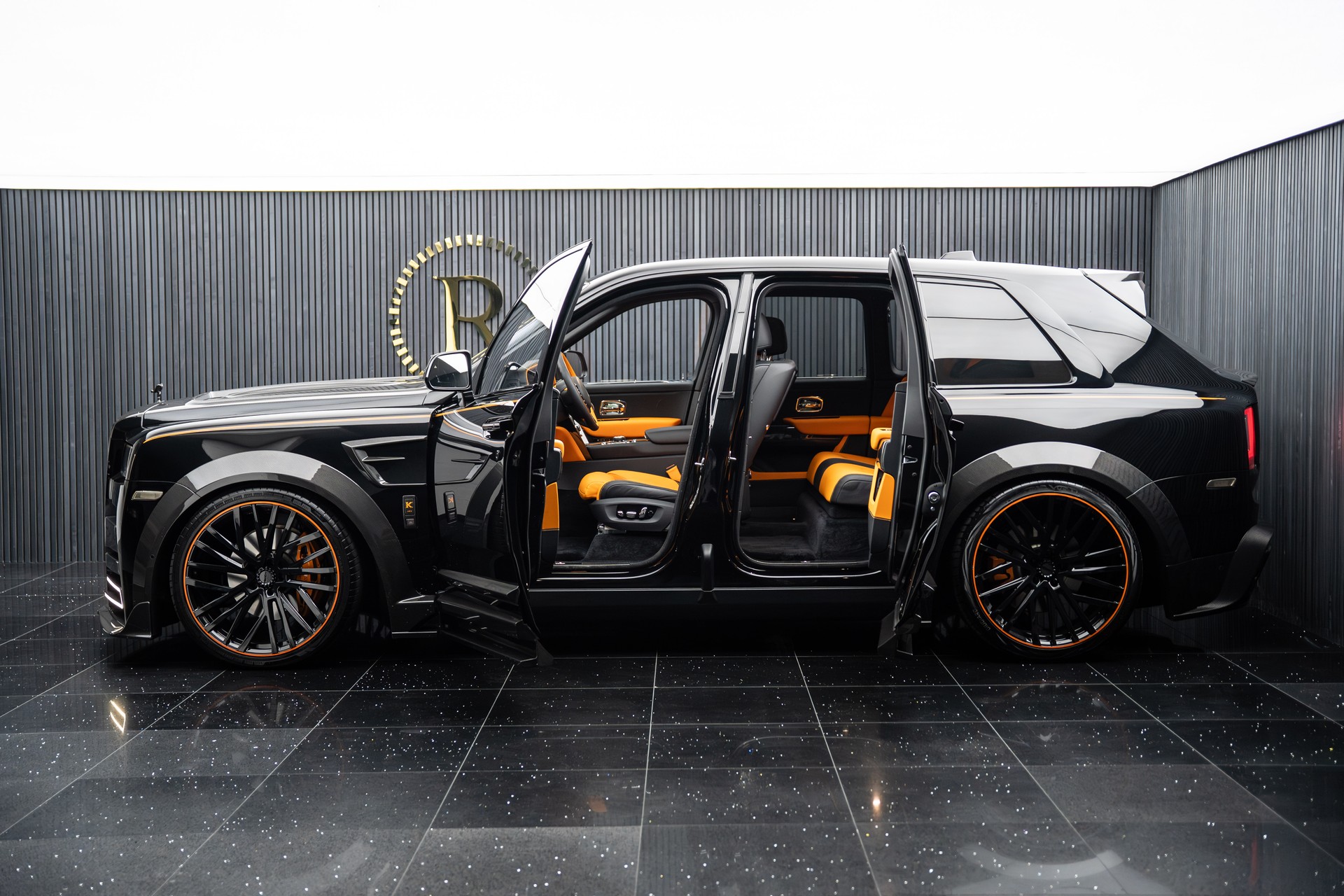 ROLLS-ROYCE Cullinan 6.7 V12 Black Badge-showroom-element-3