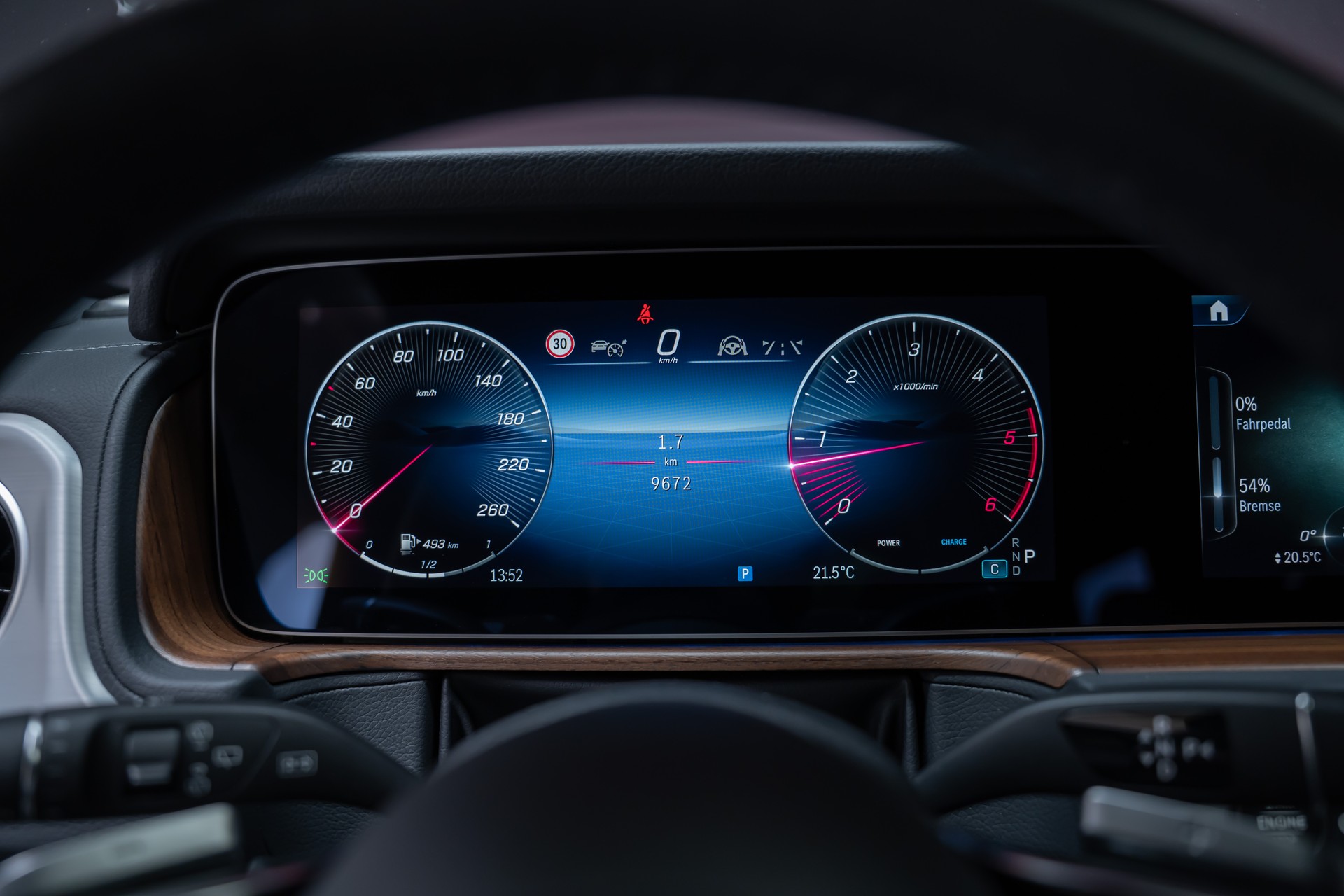 MERCEDES-BENZ G 450 d AMG Line / Burmester / Schiebedach / 360° Kamera-image-39