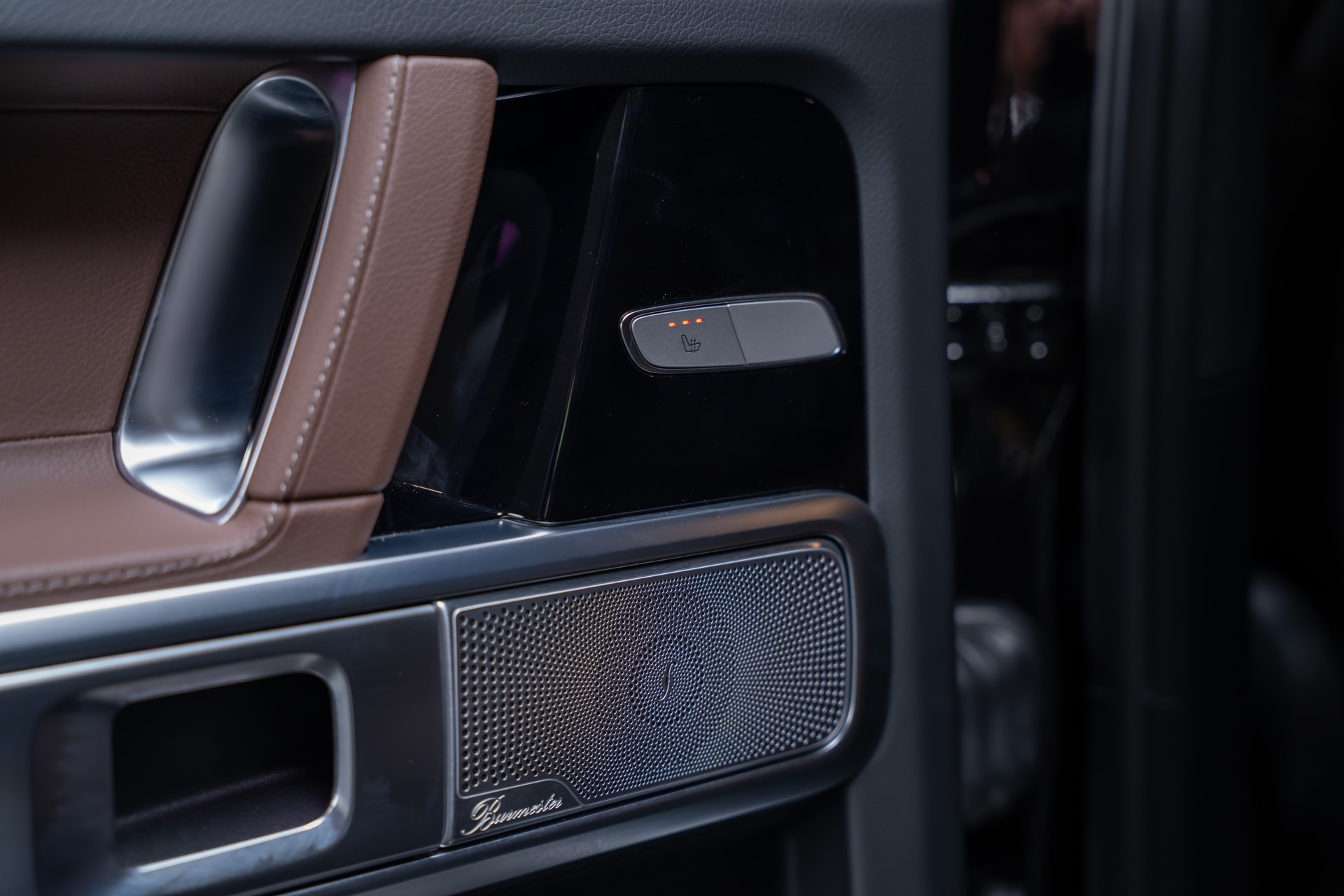 MERCEDES-BENZ G 450 d AMG Line / Burmester / Schiebedach / 360° Kamera-image-23