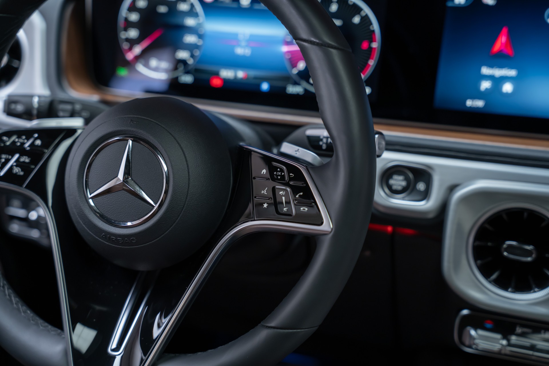 MERCEDES-BENZ G 450 d AMG Line / Burmester / Schiebedach / 360° Kamera-image-27