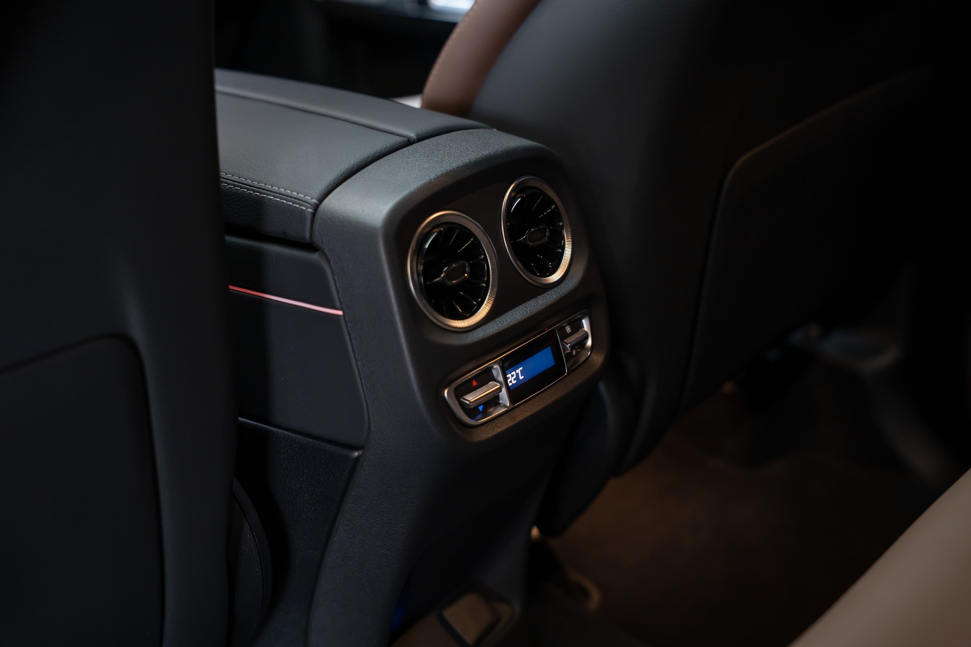 MERCEDES-BENZ G 450 d AMG Line / Burmester / Schiebedach / 360° Kamera-image-22